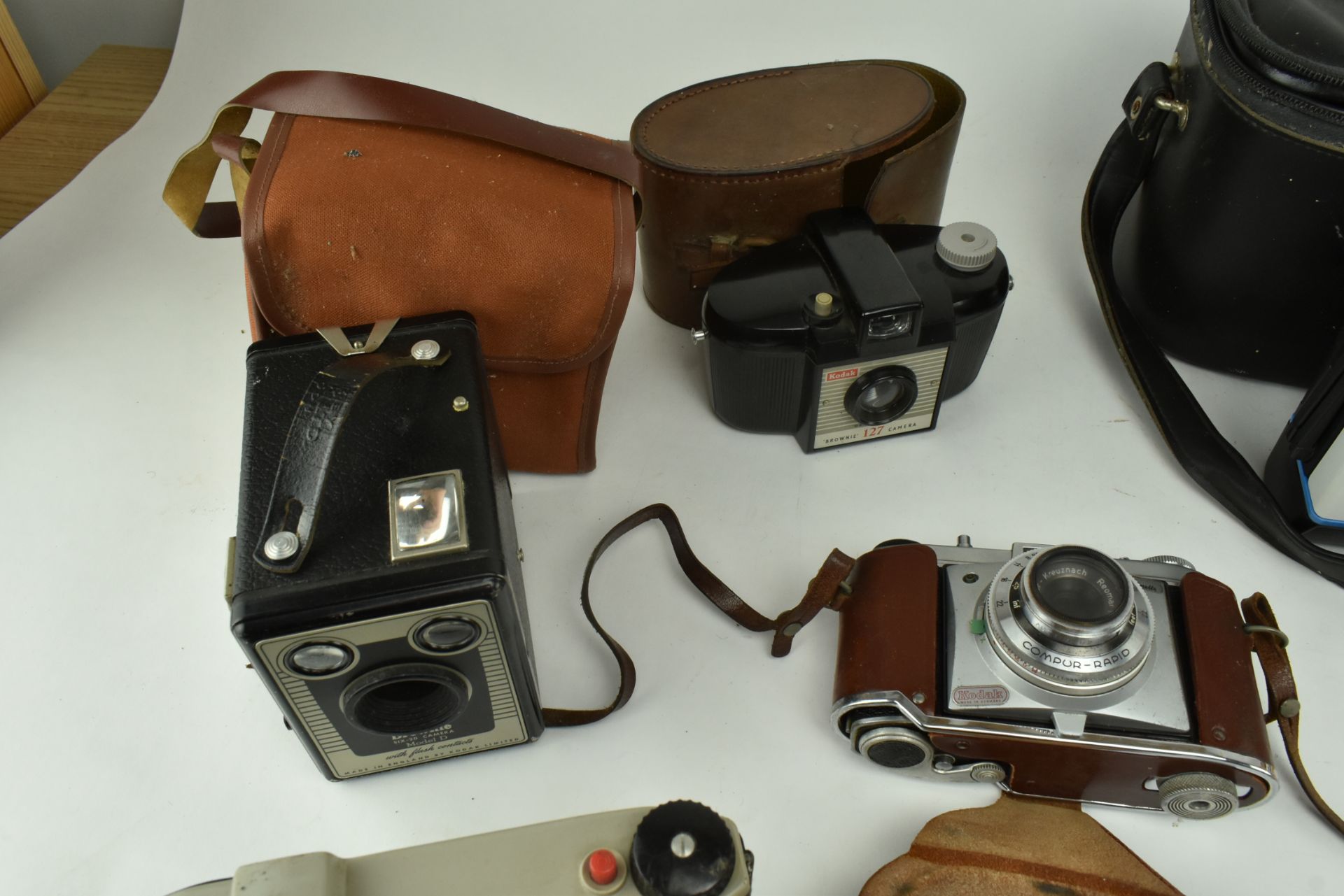 COLLECTION OF VINTAGE MID CENTURY CAMERAS & ACCESSORIES - Bild 3 aus 8