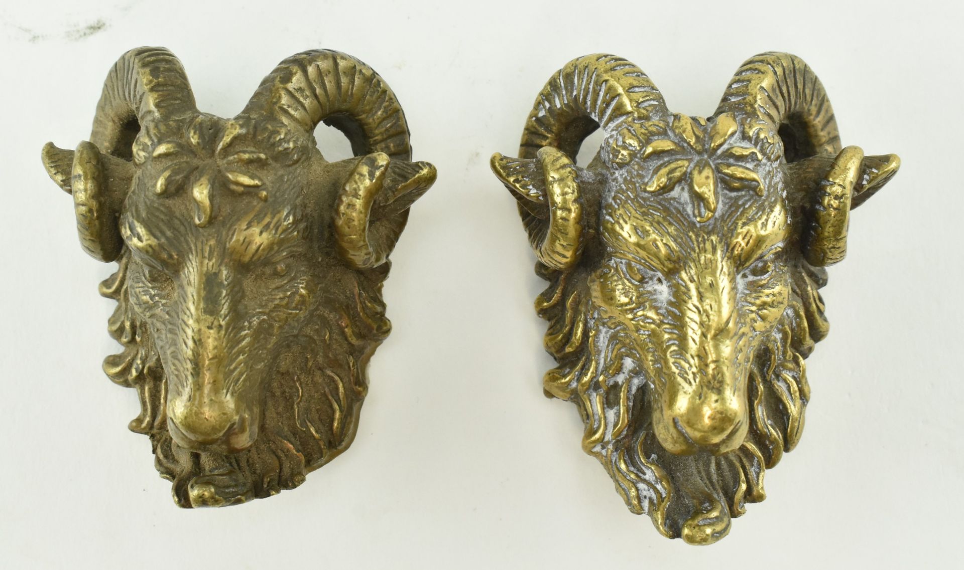 COLLECTION OF THREE BRONZE MODELLED HEADS OF RAMS - Bild 4 aus 5