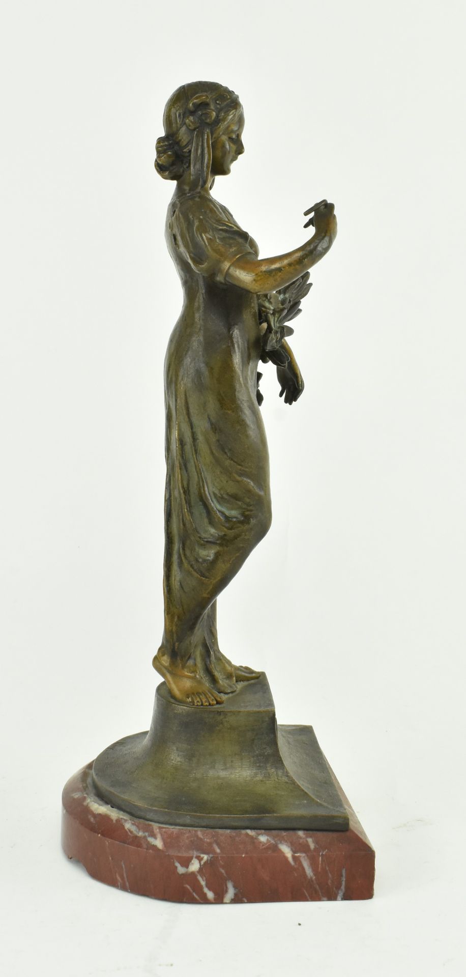 ANDOR RUFF - BRONZE FIGURINE OF A LADY WITH HOLLIES - Bild 2 aus 7