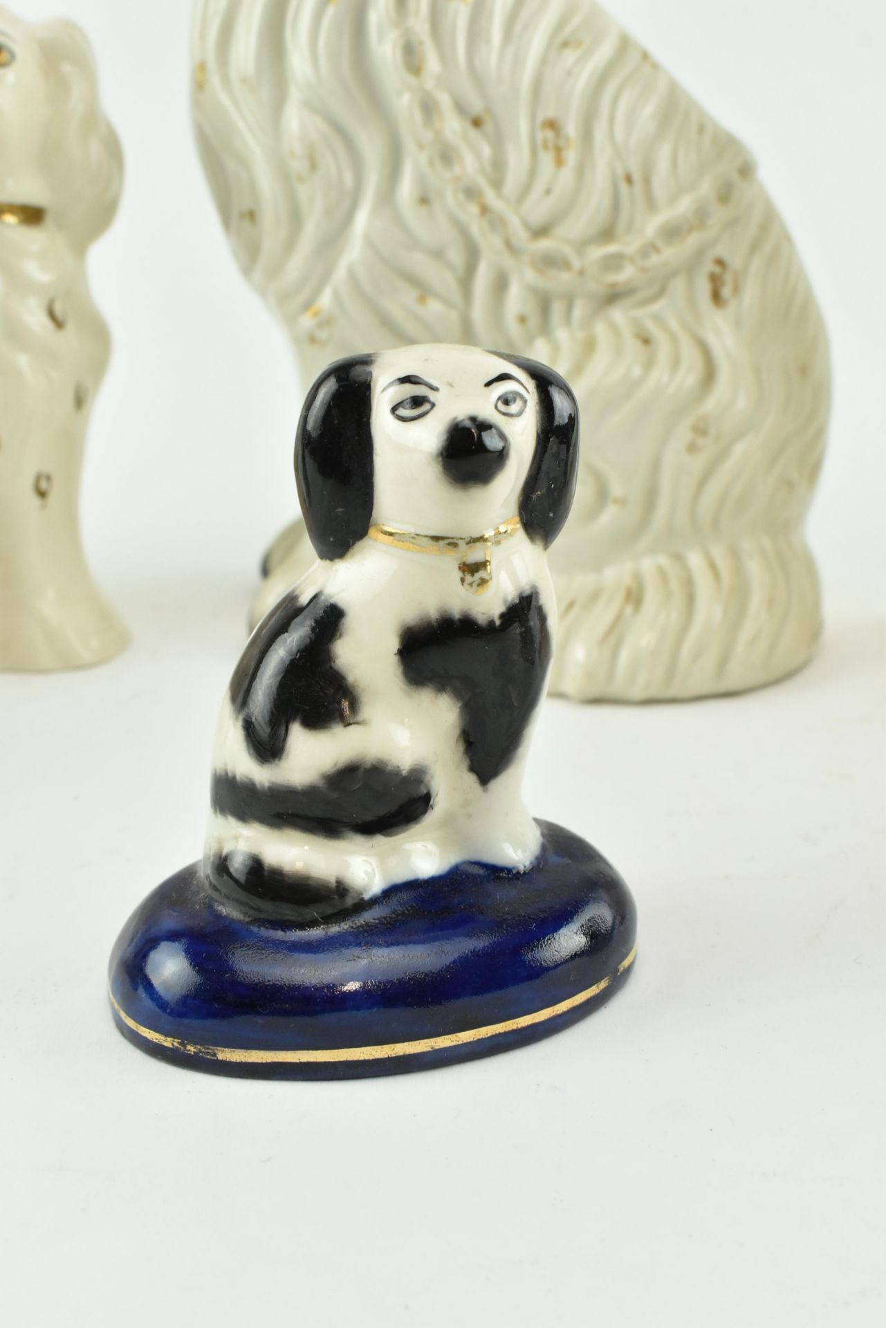 SIX VICTORIAN STAFFORDSHIRE CERAMIC DOGS, INCL. TWO PAIRS - Bild 2 aus 5