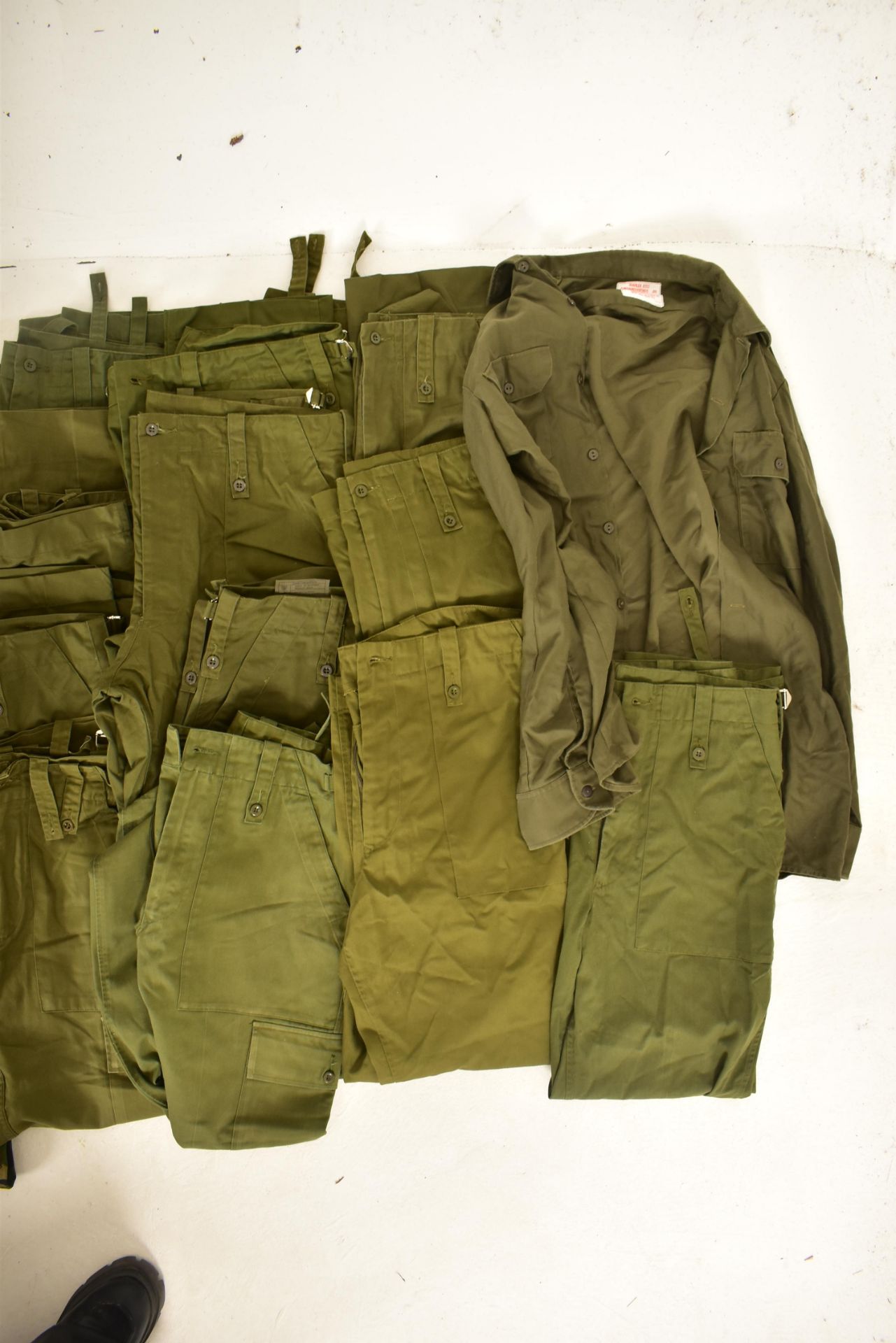 LARGE COLLECTION OF CAMOUFLAGE MILITARY / HUNTING UNIFORMS - Bild 4 aus 4