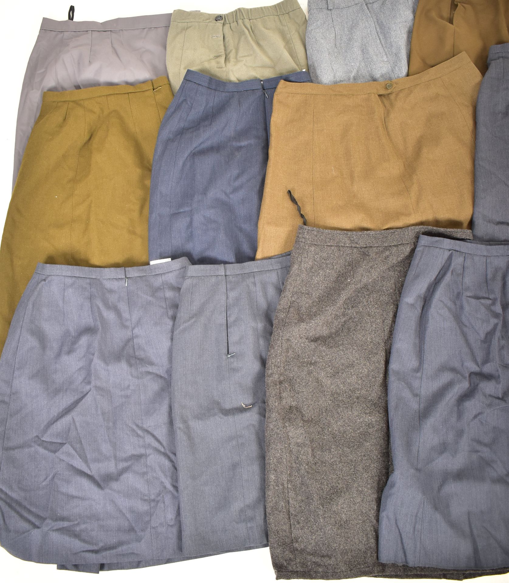 LARGE COLLECTION OF RE-ENACTMENT WWII WOMEN SERVICE SKIRTS - Bild 2 aus 5