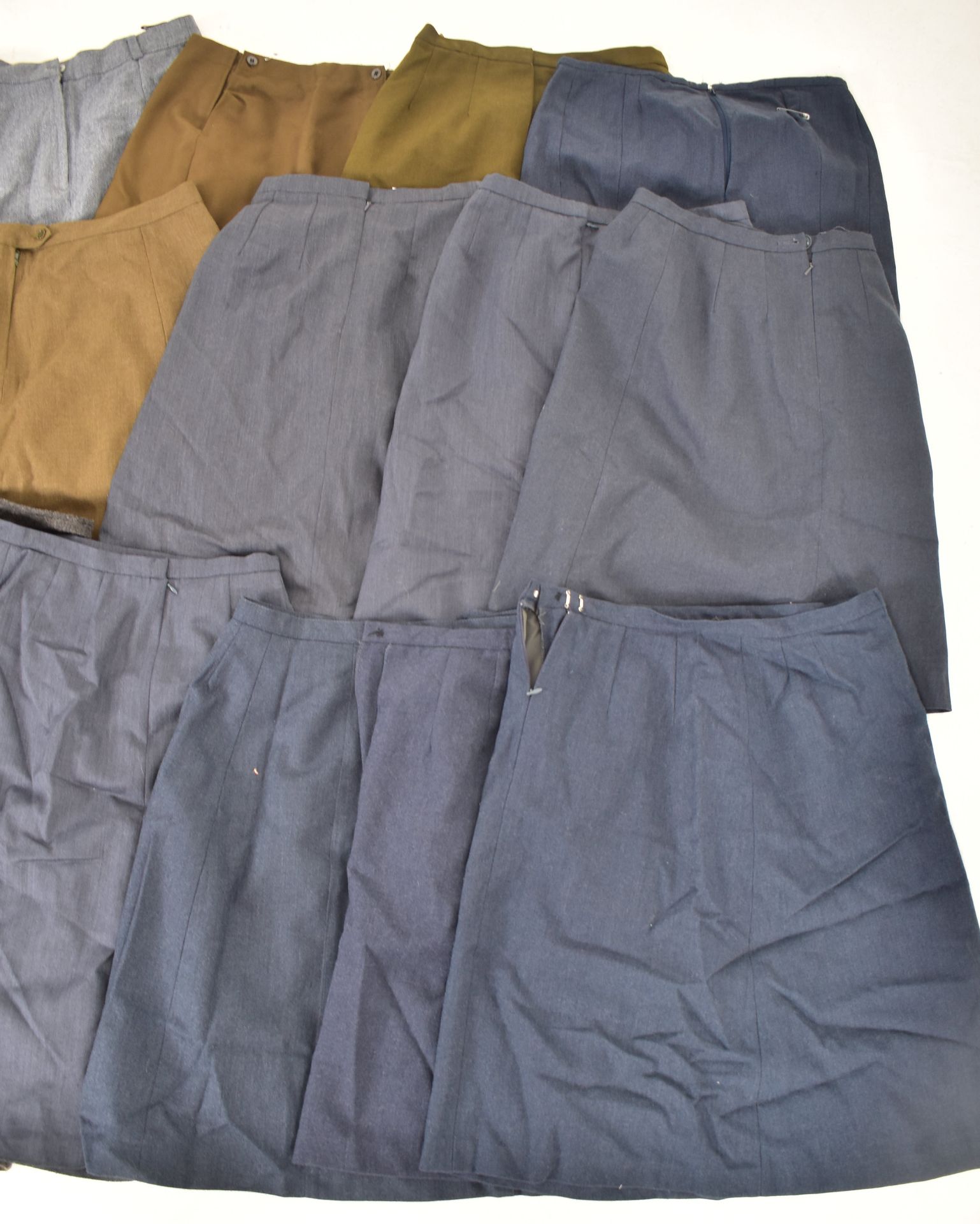LARGE COLLECTION OF RE-ENACTMENT WWII WOMEN SERVICE SKIRTS - Bild 3 aus 5