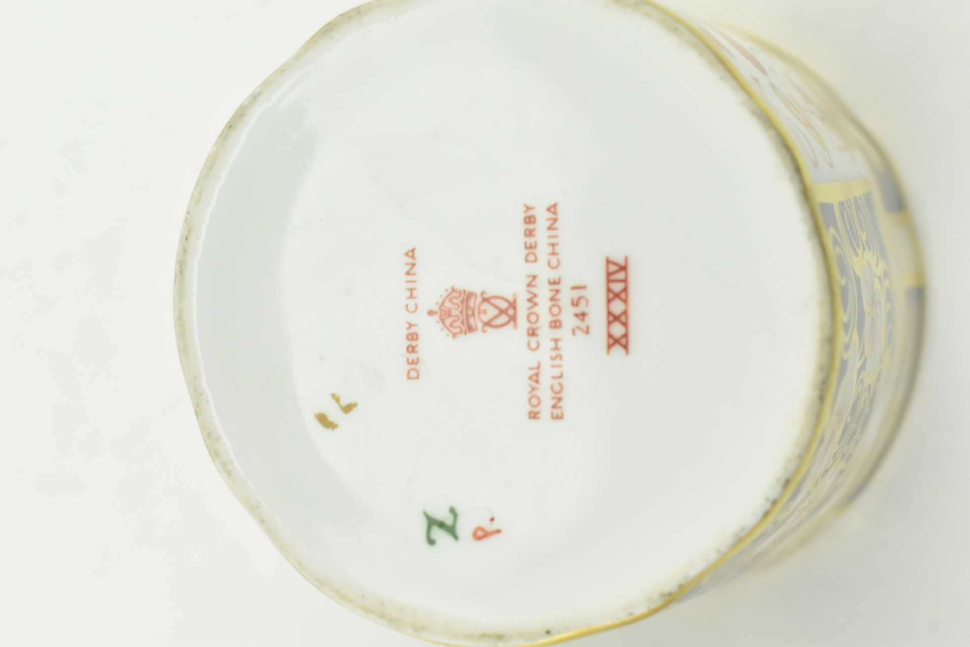 A COLLECTION OF FIVE ROYAL CROWN DERBY FINE BONE CHINA ITEMS - Image 8 of 11