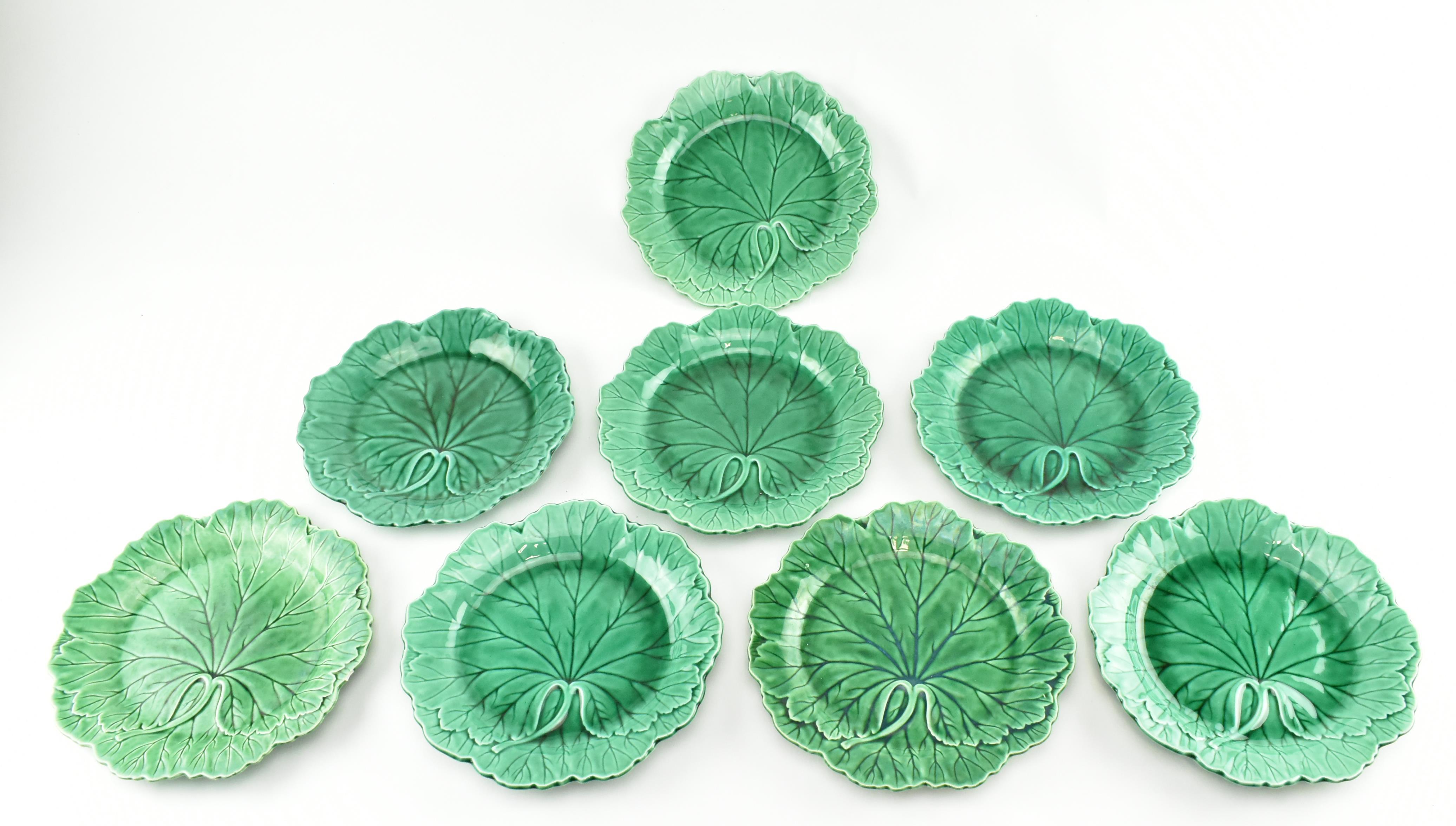 EIGHT VINTAGE WEDGWOOD GREEN LEAF MAJOLICA PLATES - Image 5 of 6