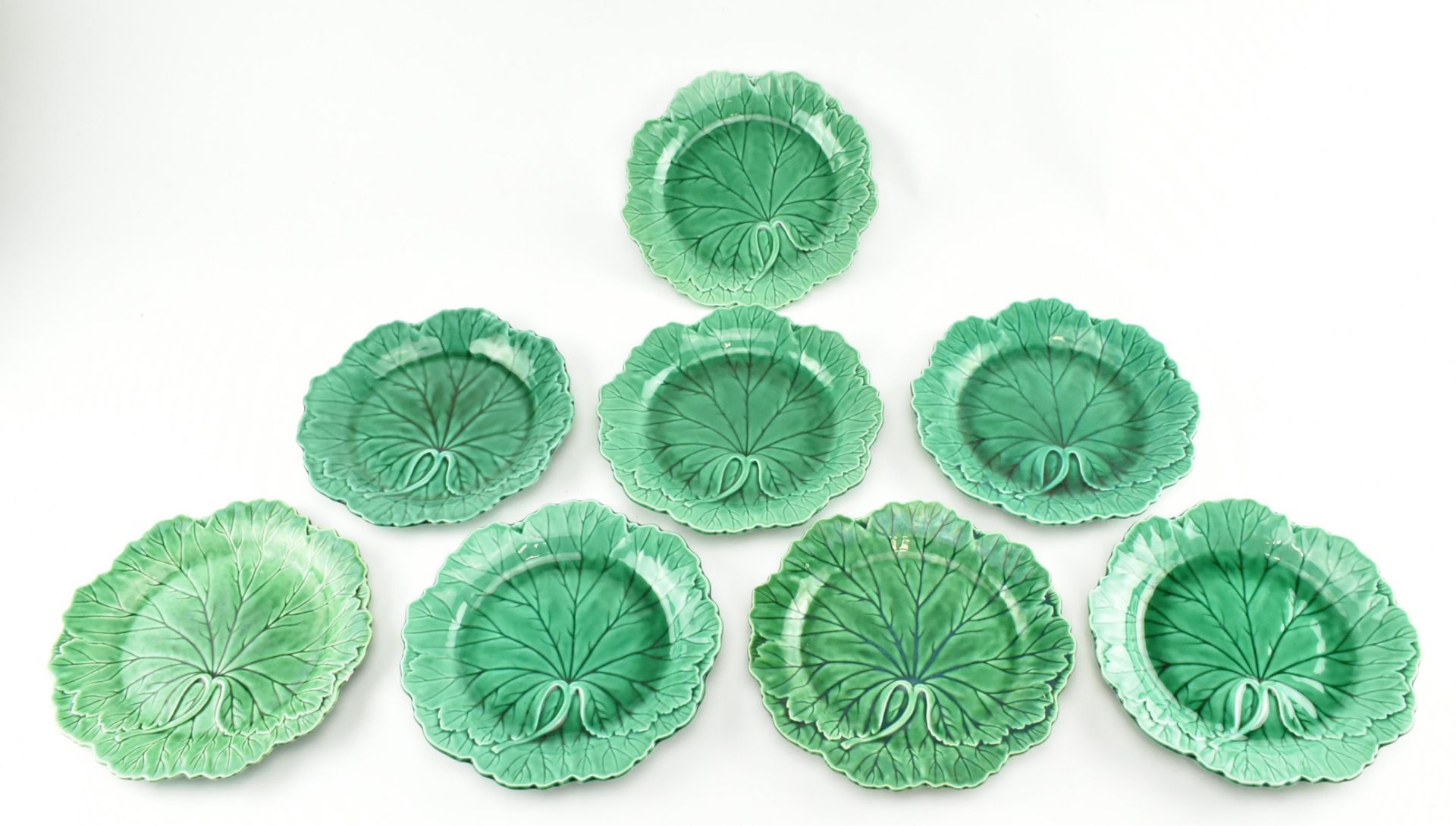 EIGHT VINTAGE WEDGWOOD GREEN LEAF MAJOLICA PLATES - Bild 5 aus 6