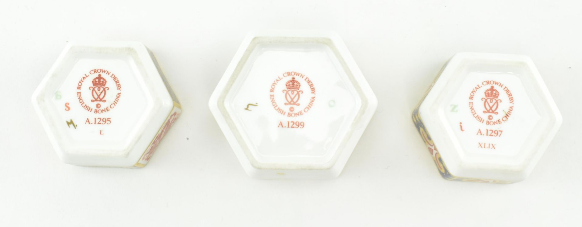 COLLECTION OF THREE ROYAL CROWN DERBY LIDDED TRINKET BOXES - Image 4 of 5