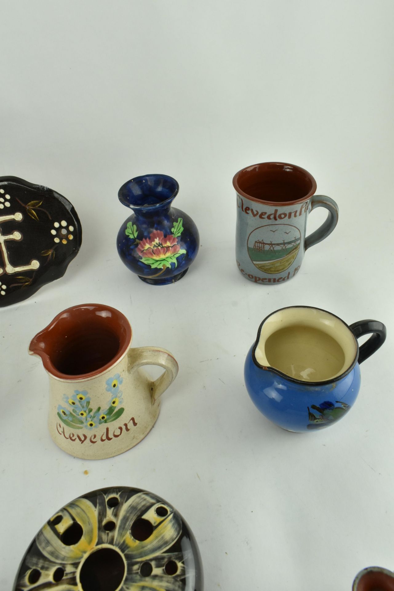 GROUP OF SEVENTEEN PIECES OF YEO STUDIO POTTERY - Image 8 of 8