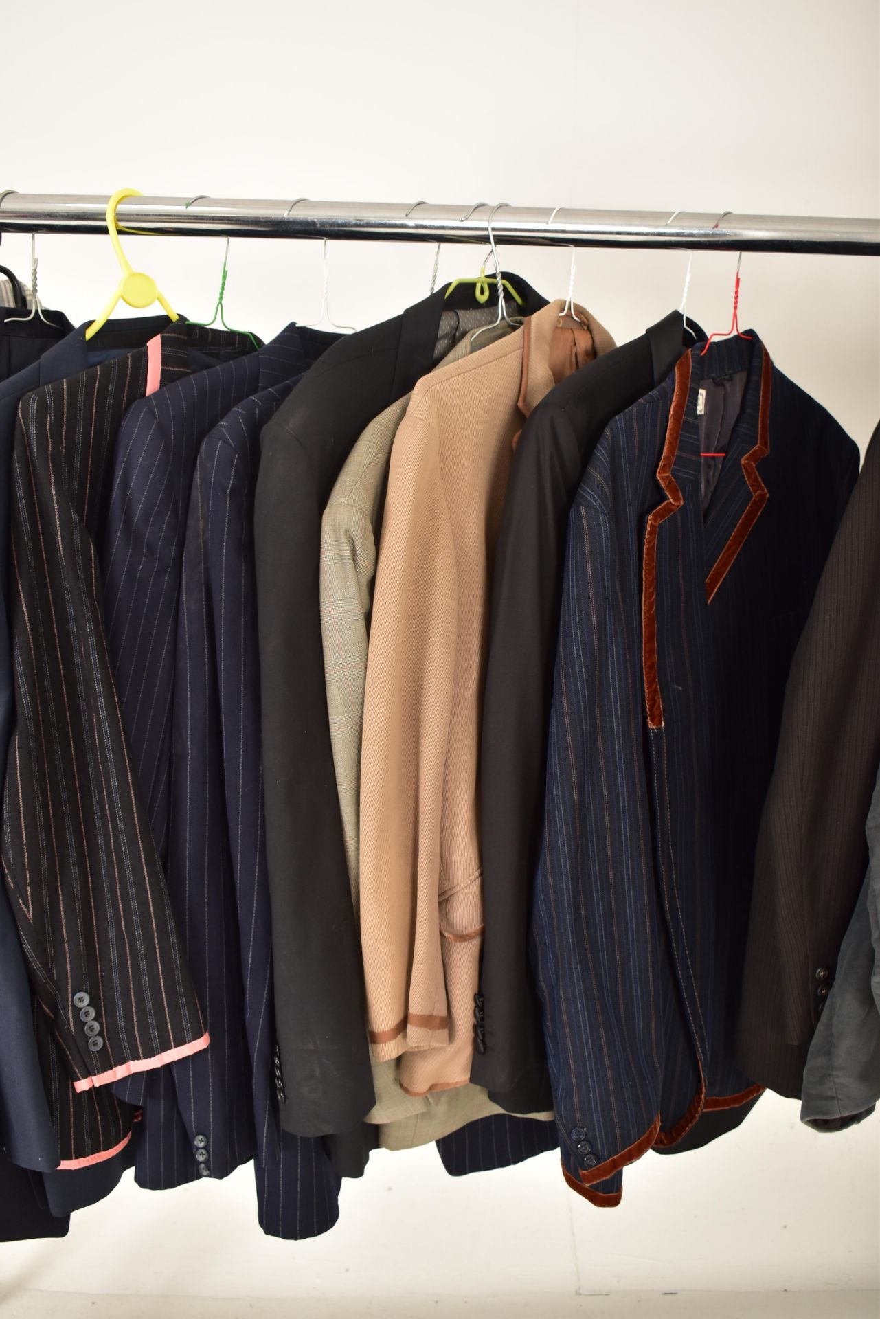 LARGE COLLECTION OF VINTAGE THEATRE MEN JACKETS - Image 3 of 8