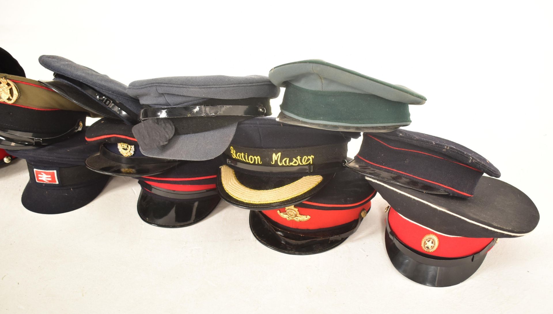 COLLECTION OF RE-ENACTMENT ASSORTED ARMY OFFICERS PEAK HATS - Bild 3 aus 5