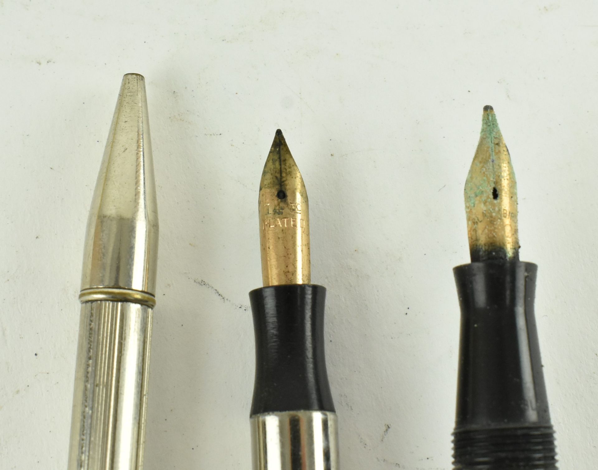 THREE EARLY - MID 20TH CENTURY CASED PENS / PENCILS - Image 2 of 4