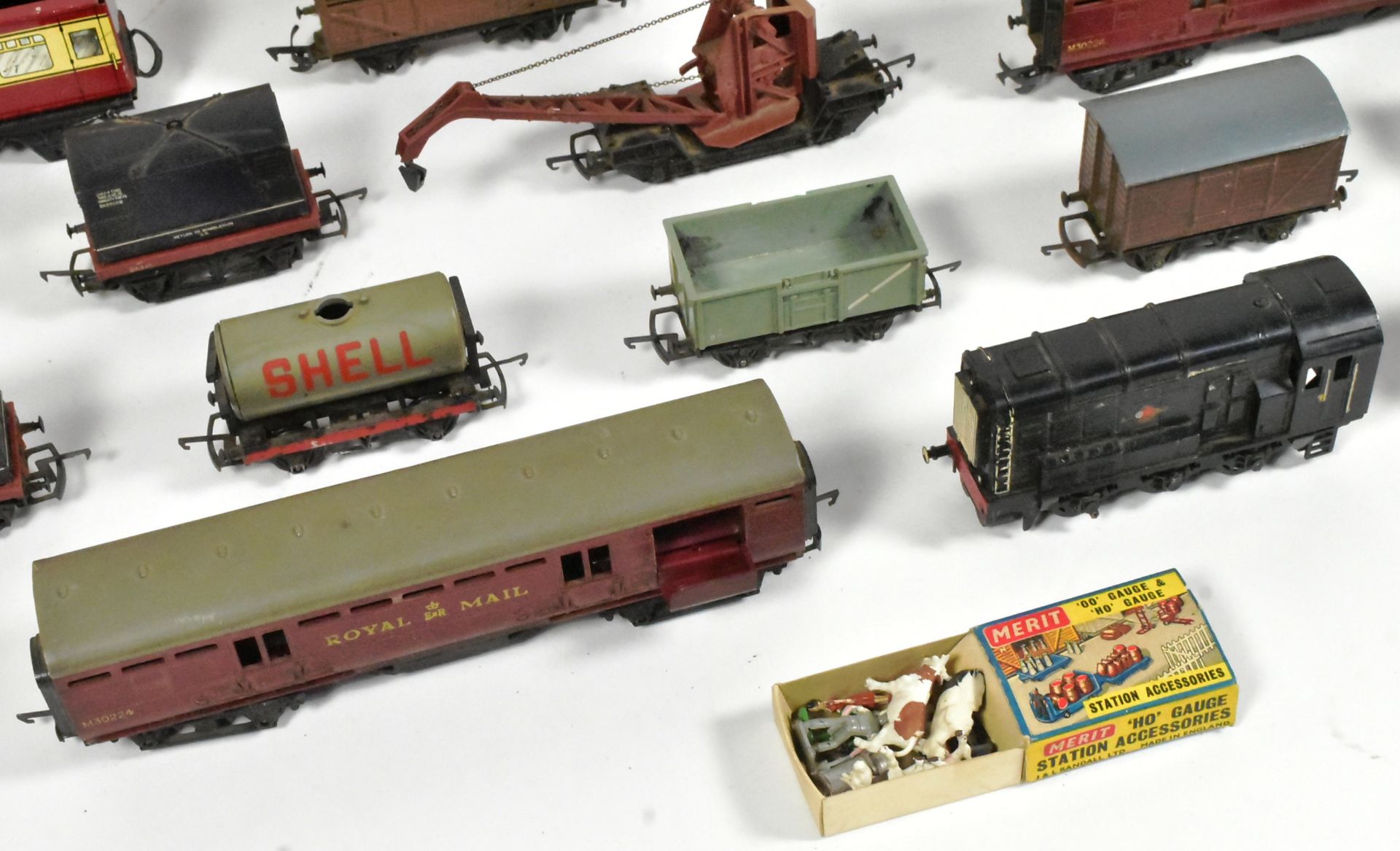 MODEL RAILWAY - COLLECTION OF OO GAUGE MODEL RAILWAY - Image 4 of 5