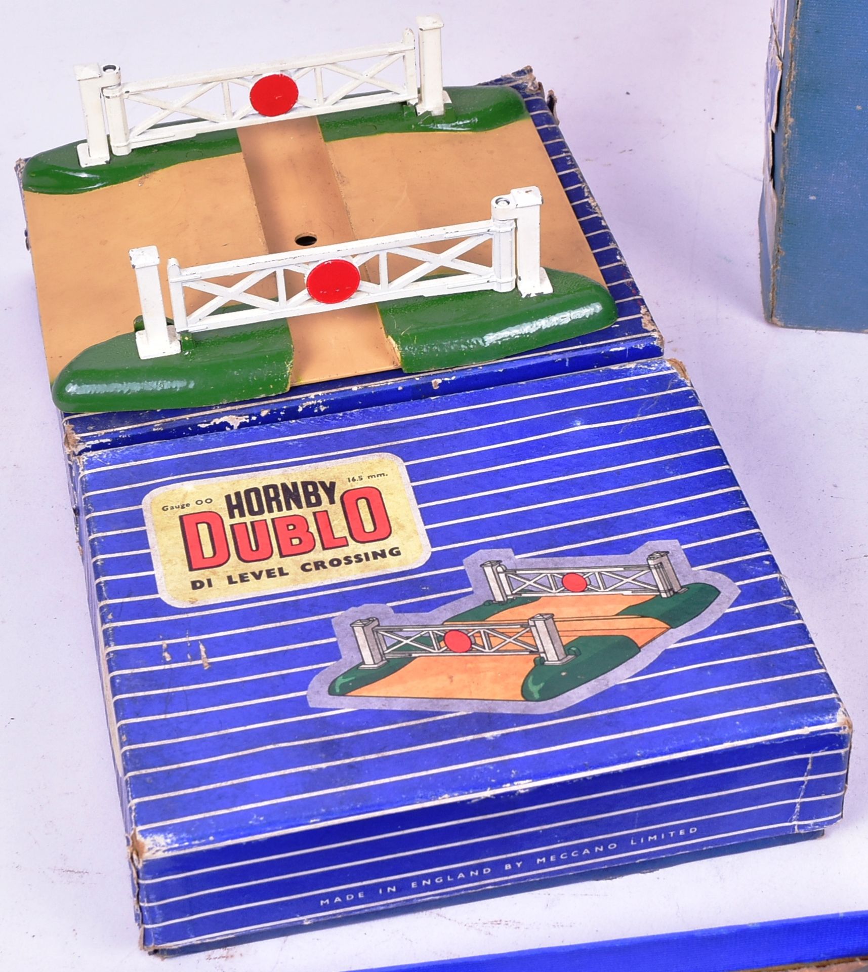 MODEL RAILWAY - COLLECTION OF HORNBY DUBLO OO GAUGE ACCESSORIES - Bild 3 aus 5