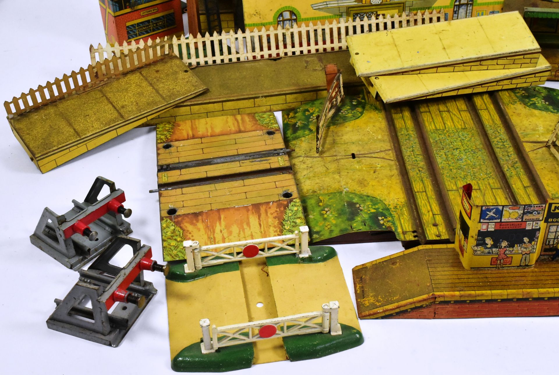 COLLECTION OF VINTAGE HORNBY TINPLATE TRACKSIDE ACCESSORIES - Image 3 of 5