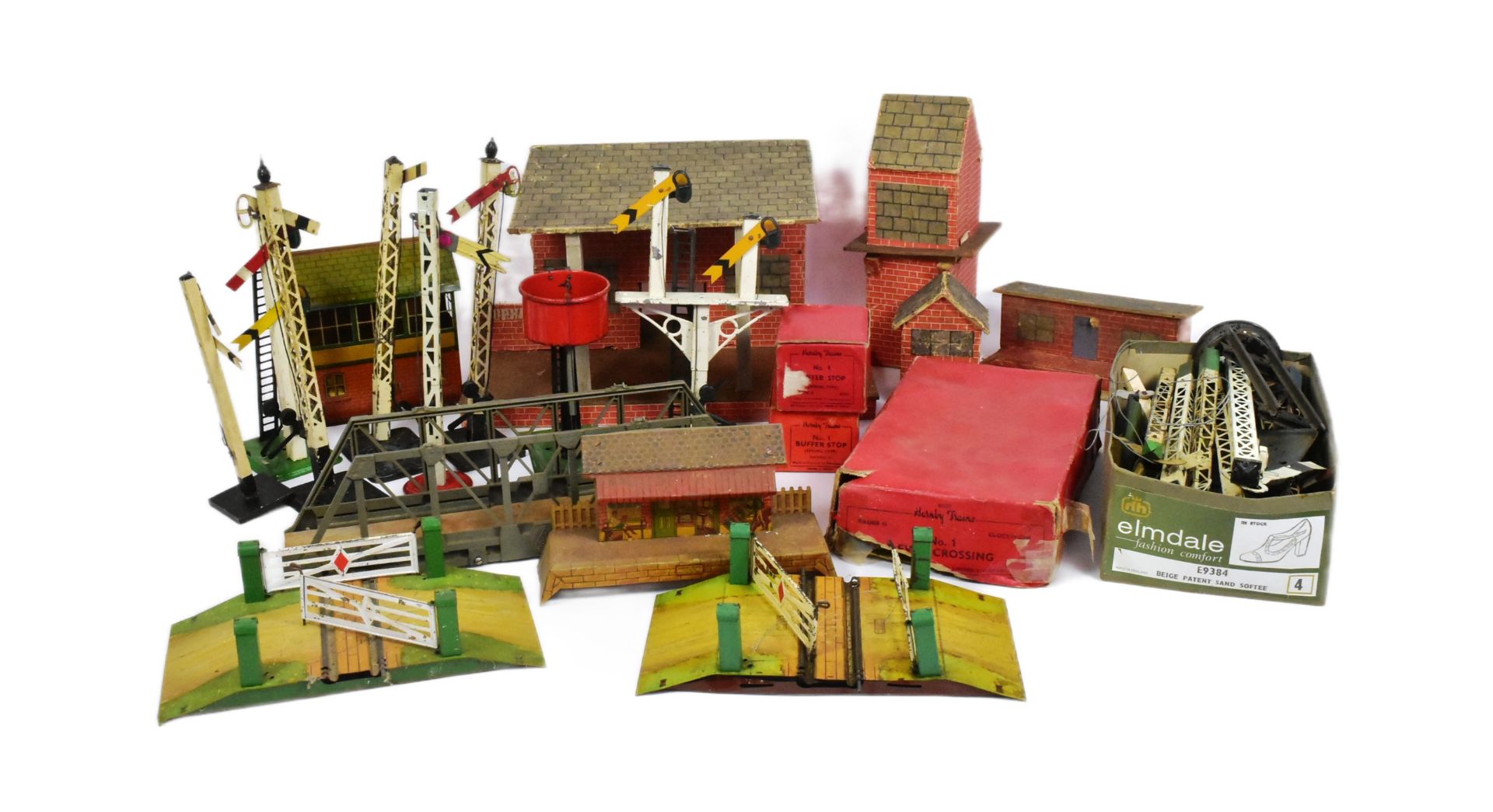 MODEL RAILWAY - COLLECTION OF VINTAGE O GAUGE TINPLATE ACCESSORIES