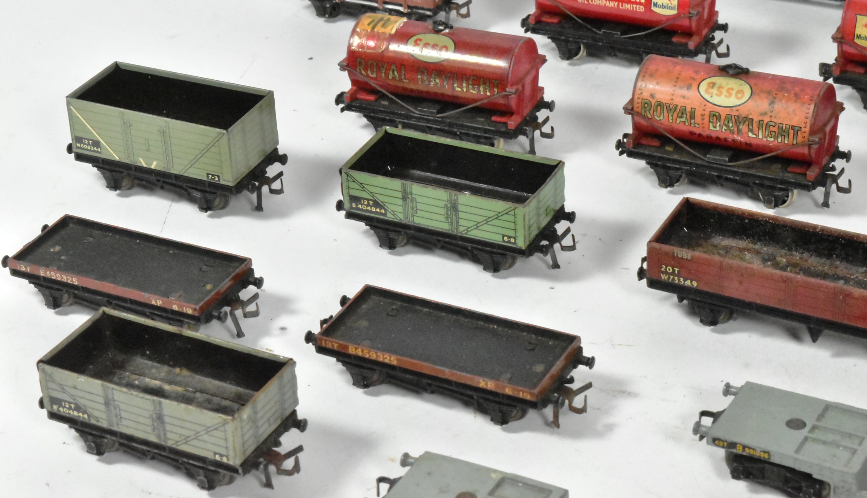 MODEL RAILWAY - COLLECTION OF HORNBY DUBLO OO GAUGE ROLLING STOCK - Image 4 of 6