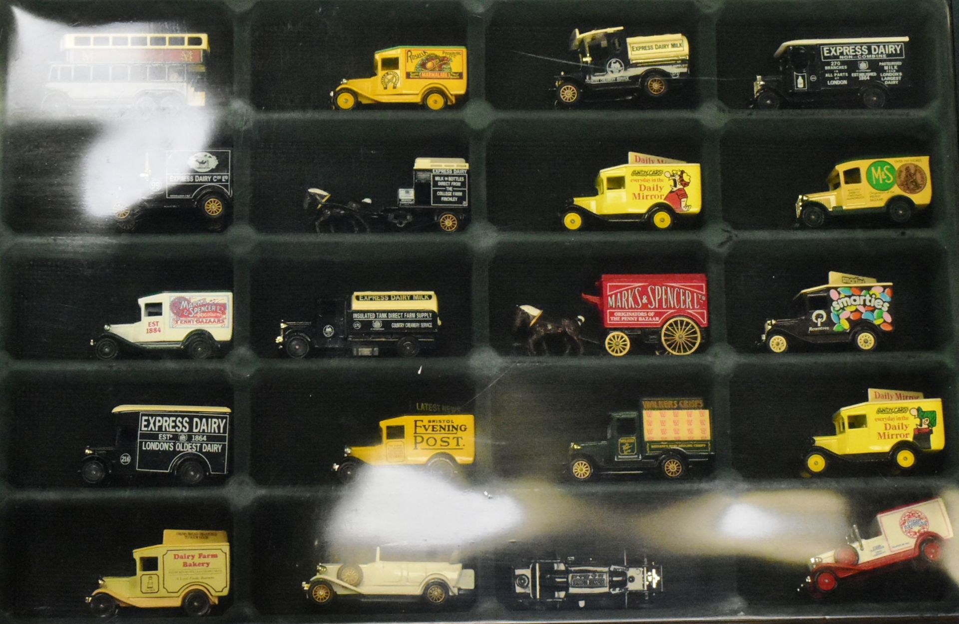 DIECAST - X4 LLEDO DAYS GONE DIECAST DISPLAY CASES - Bild 5 aus 6