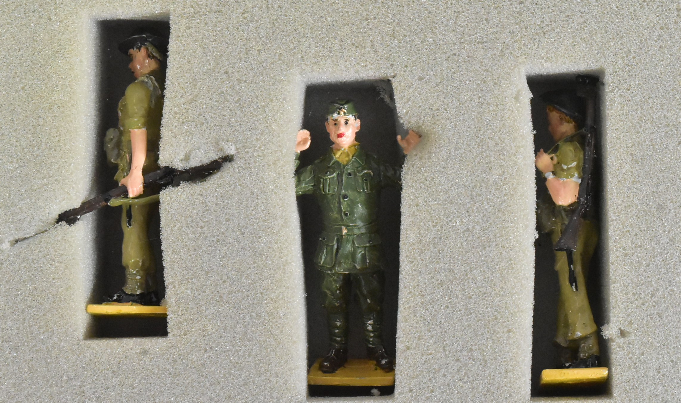 TOY SOLDIERS - COLLECTION OF ASSORTED LEAD TOY SOLDIERS - Image 6 of 7