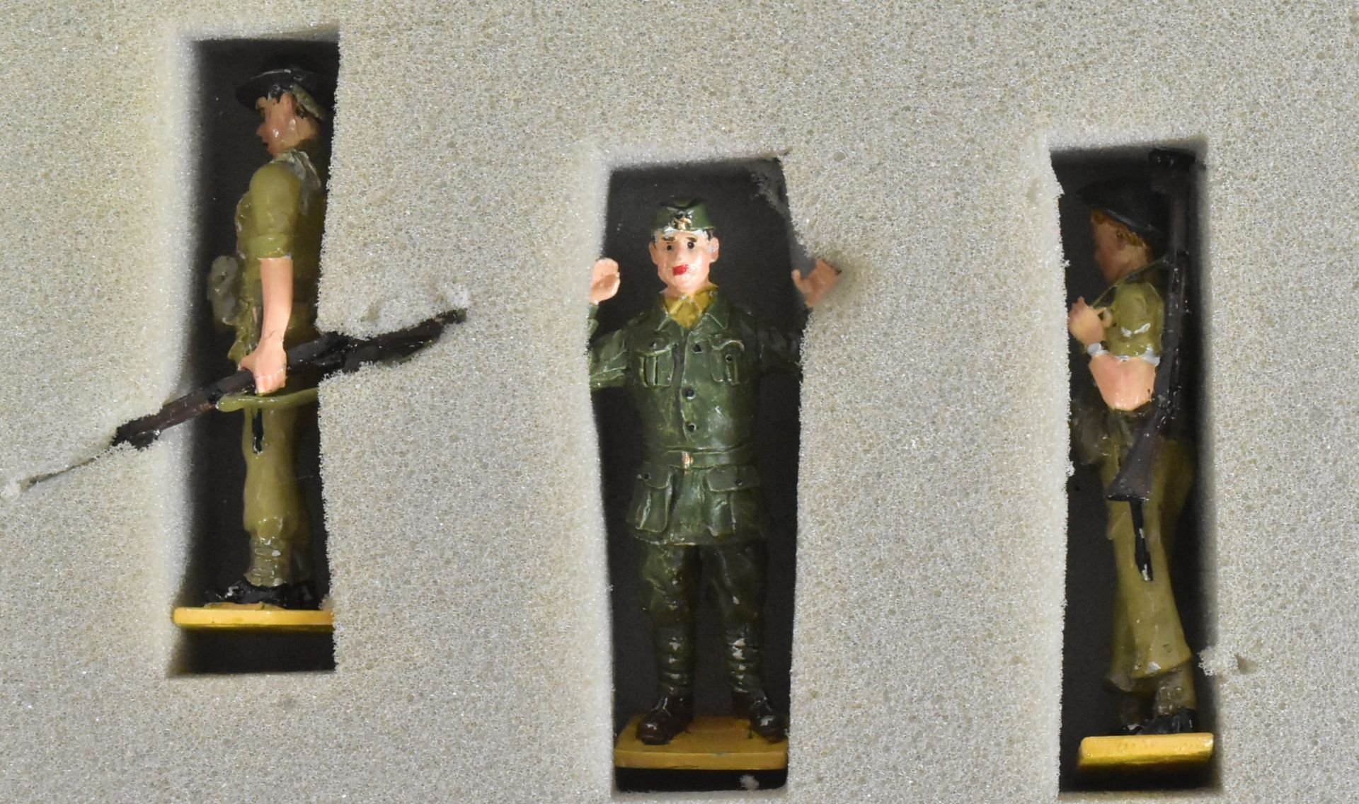 TOY SOLDIERS - COLLECTION OF ASSORTED LEAD TOY SOLDIERS - Bild 6 aus 7