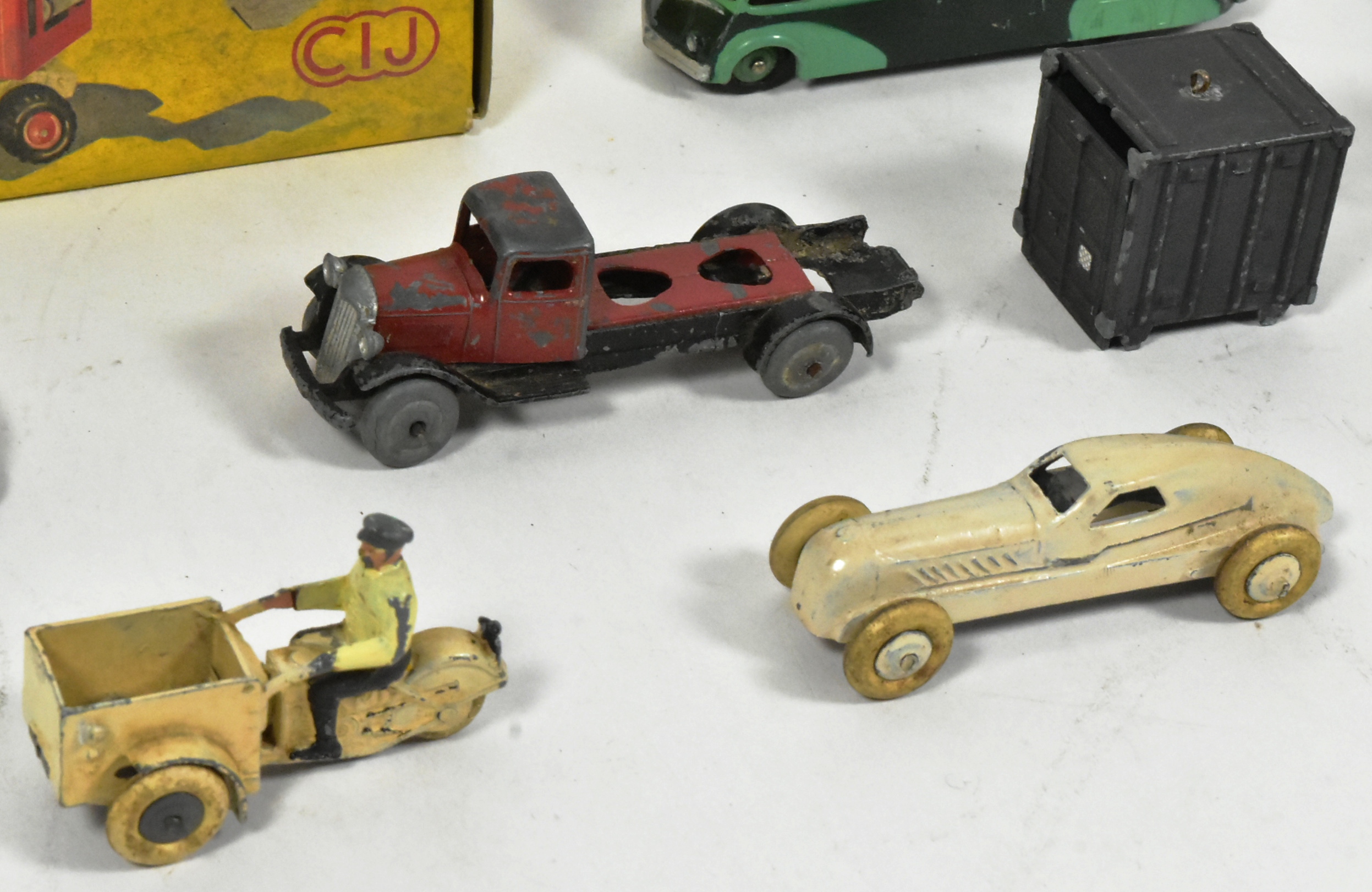 DIECAST - COLLECTION OF VINTAGE FRENCH DIECAST MODEL CARS - Image 4 of 5