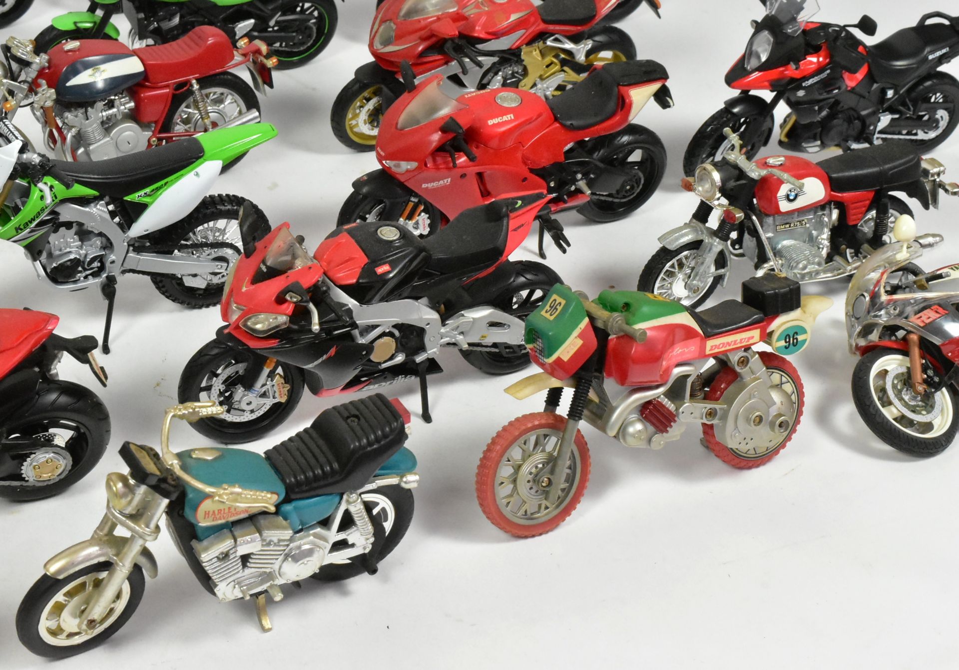 DIECAST - COLLECTION OF 1/18 SCALE DIECAST MODEL MOTORBIKES - Bild 5 aus 5