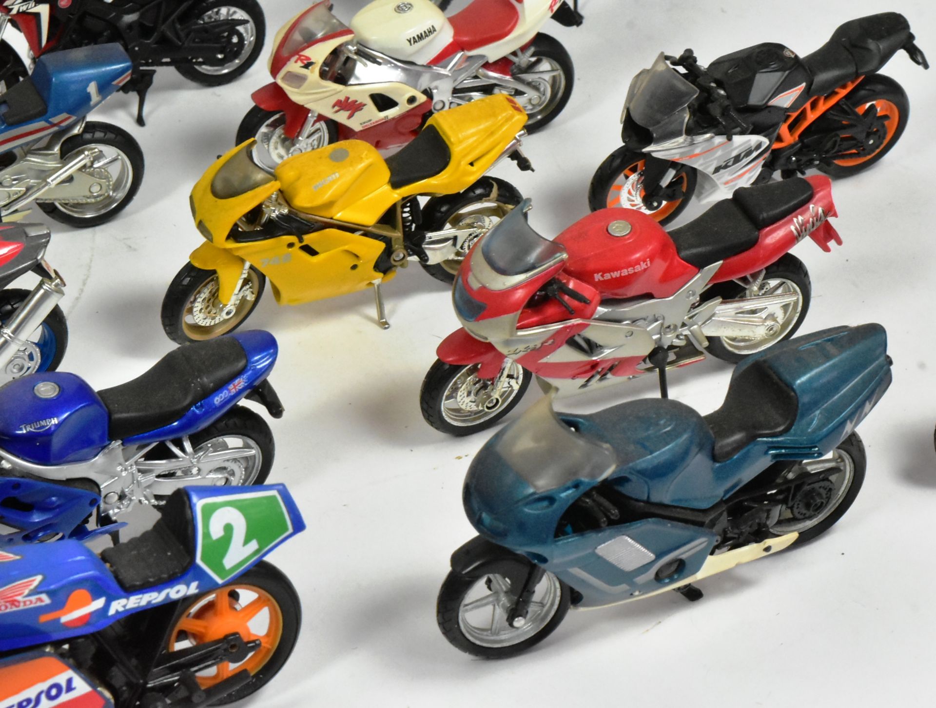 DIECAST - COLLECTION OF 1/18 SCALE DIECAST MOTORBIKES - Bild 6 aus 6