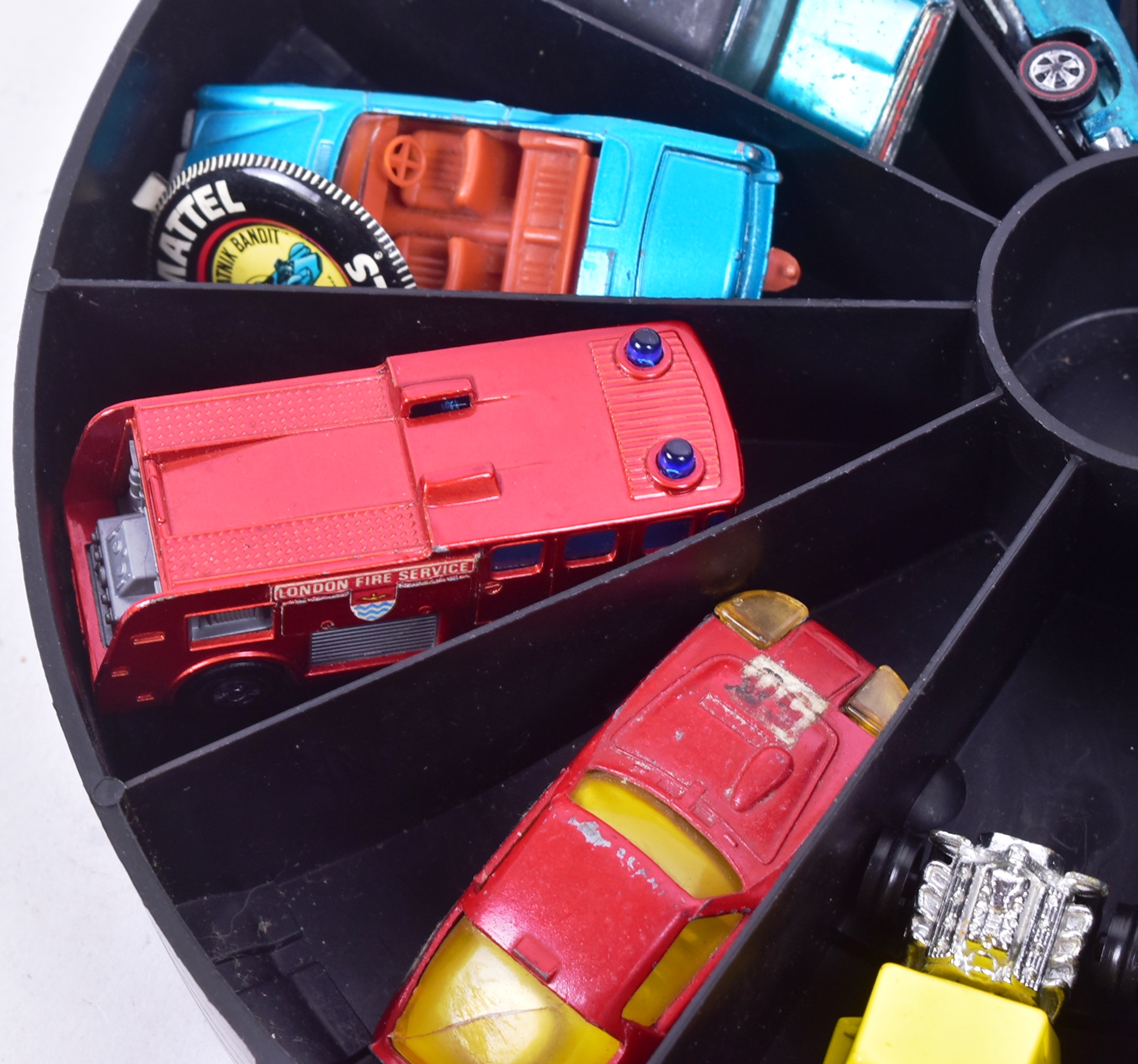 DIECAST - VINTAGE HOT WHEELS RED LINE CARRY CASE & CARS - Image 3 of 6
