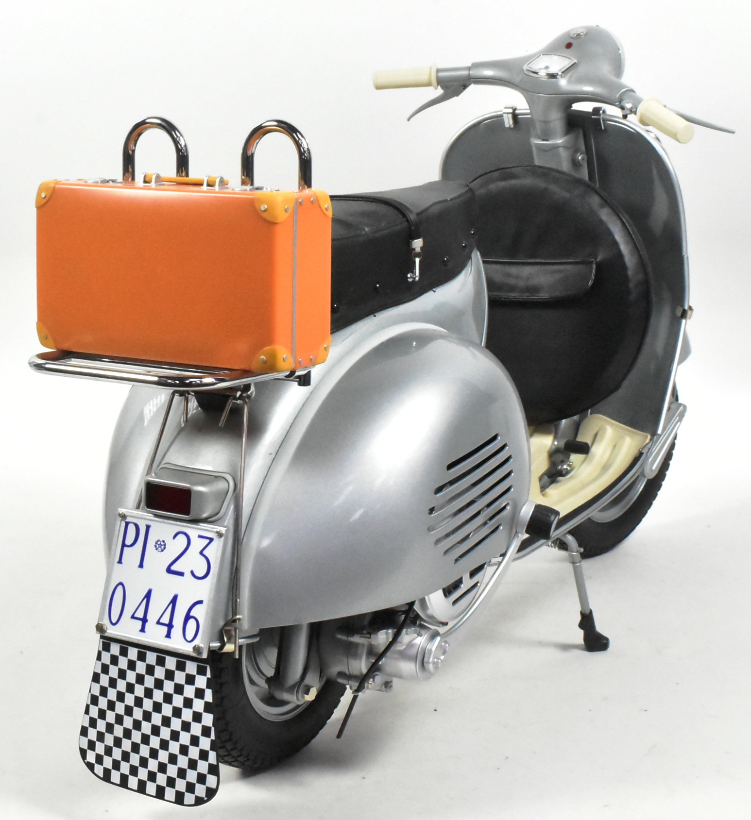 MODEL KIT - 1/3 SCALE DEAGOSTINI MADE VESPA MOTORCYCLE - Image 5 of 11