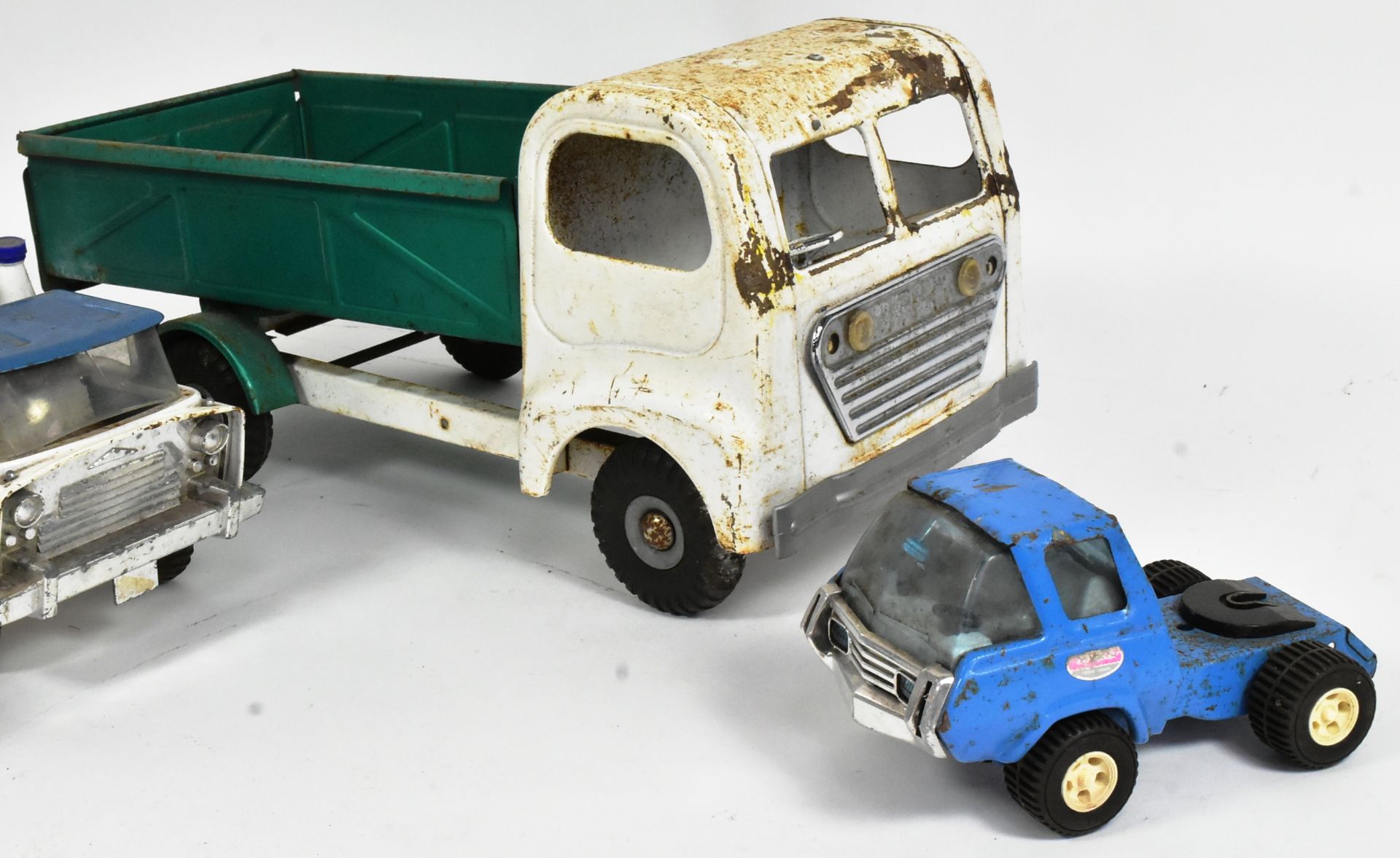 TINPLATE TOYS - COLLECTION OF VINTAGE TINPLATE VEHICLES - Image 5 of 6