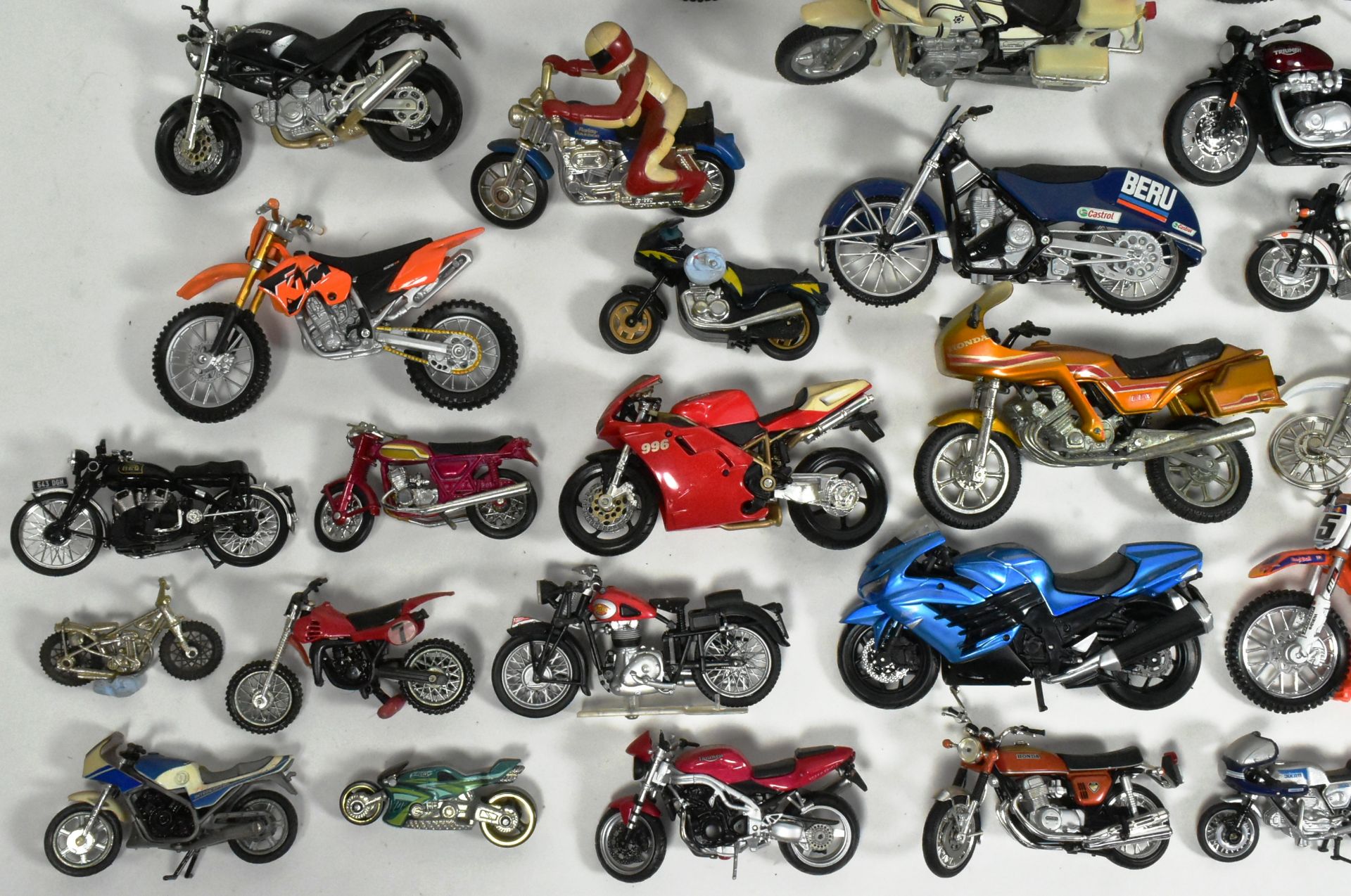 DIECAST - COLLECTION OF ASSORTED DIECAST MODEL MOTORBIKES - Bild 6 aus 6