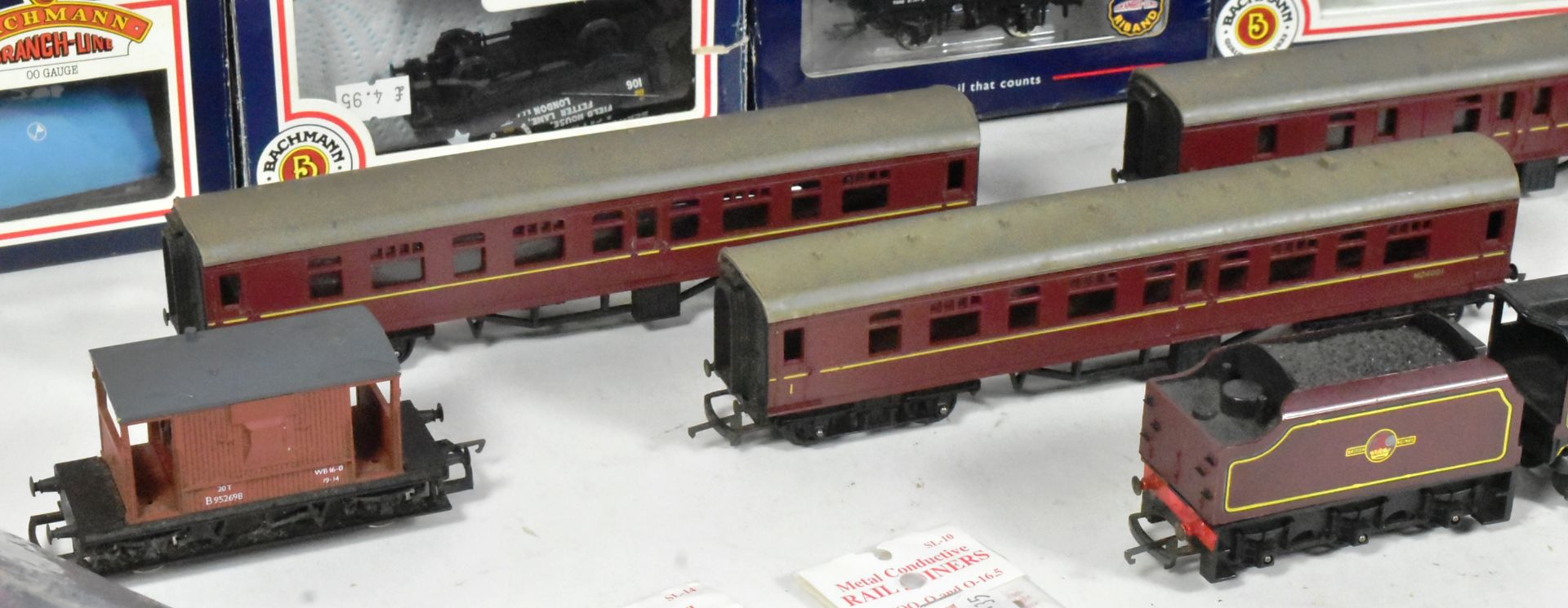 MODEL RAILWAY - COLLECTION OF OO GAUGE LOCOS & ROLLING STOCK - Image 5 of 6