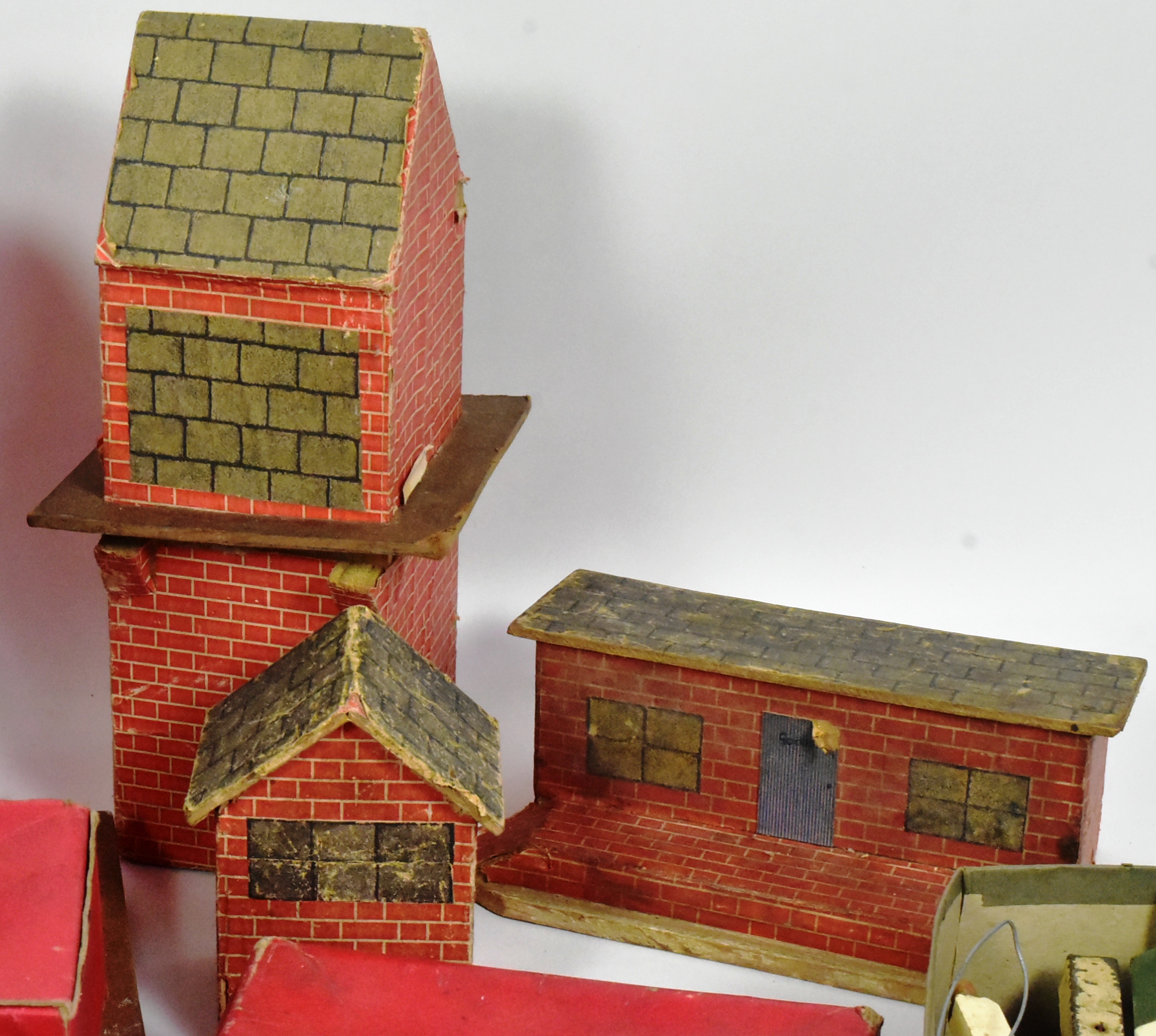MODEL RAILWAY - COLLECTION OF VINTAGE O GAUGE TINPLATE ACCESSORIES - Image 3 of 6