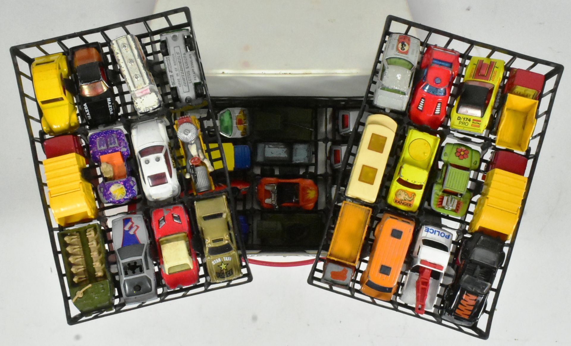 DIECAST - MATCHBOX VINYL CARRY CASE & CARS - Image 2 of 6