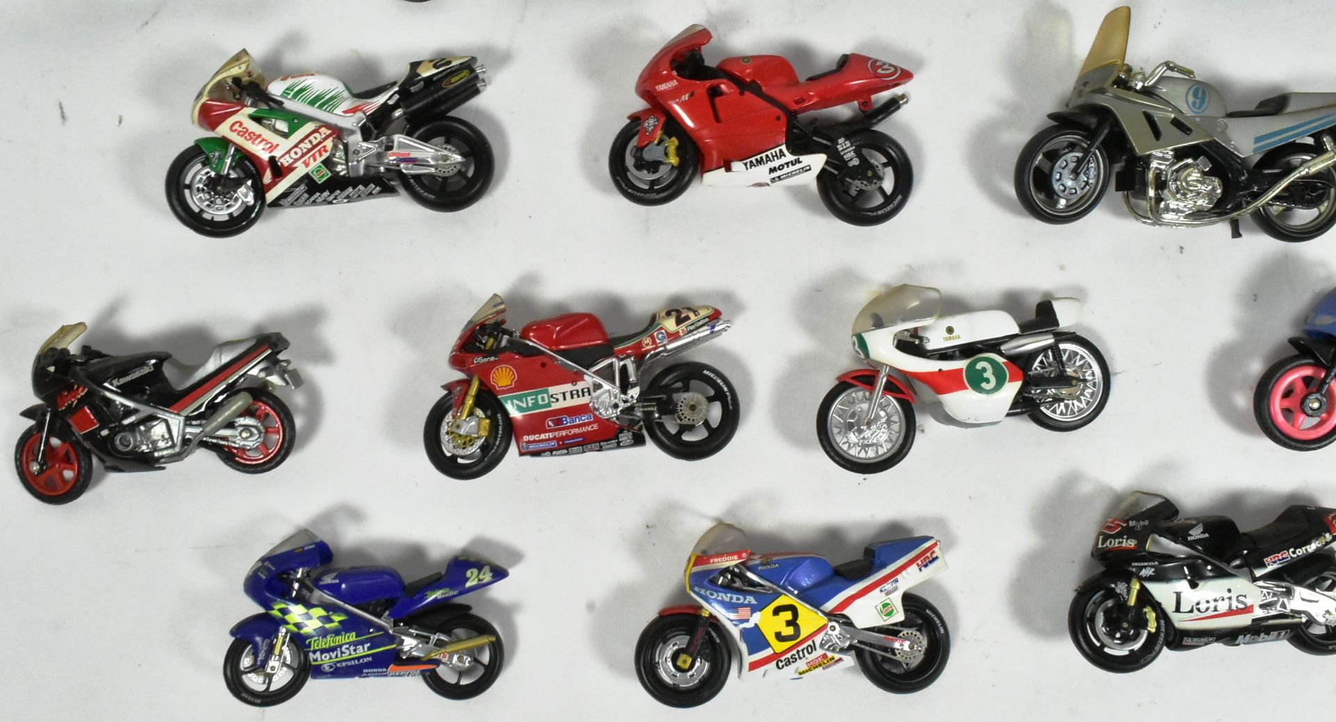 DIECAST - COLLECTION OF 1/24 SCALE DIECAST MOTORCYCLES - Bild 2 aus 5