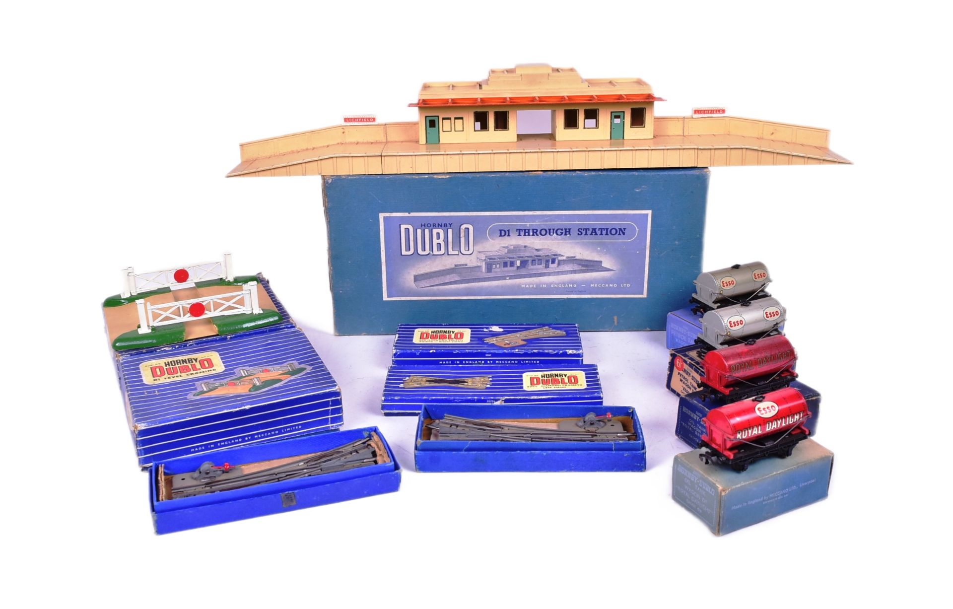 MODEL RAILWAY - COLLECTION OF HORNBY DUBLO OO GAUGE ACCESSORIES