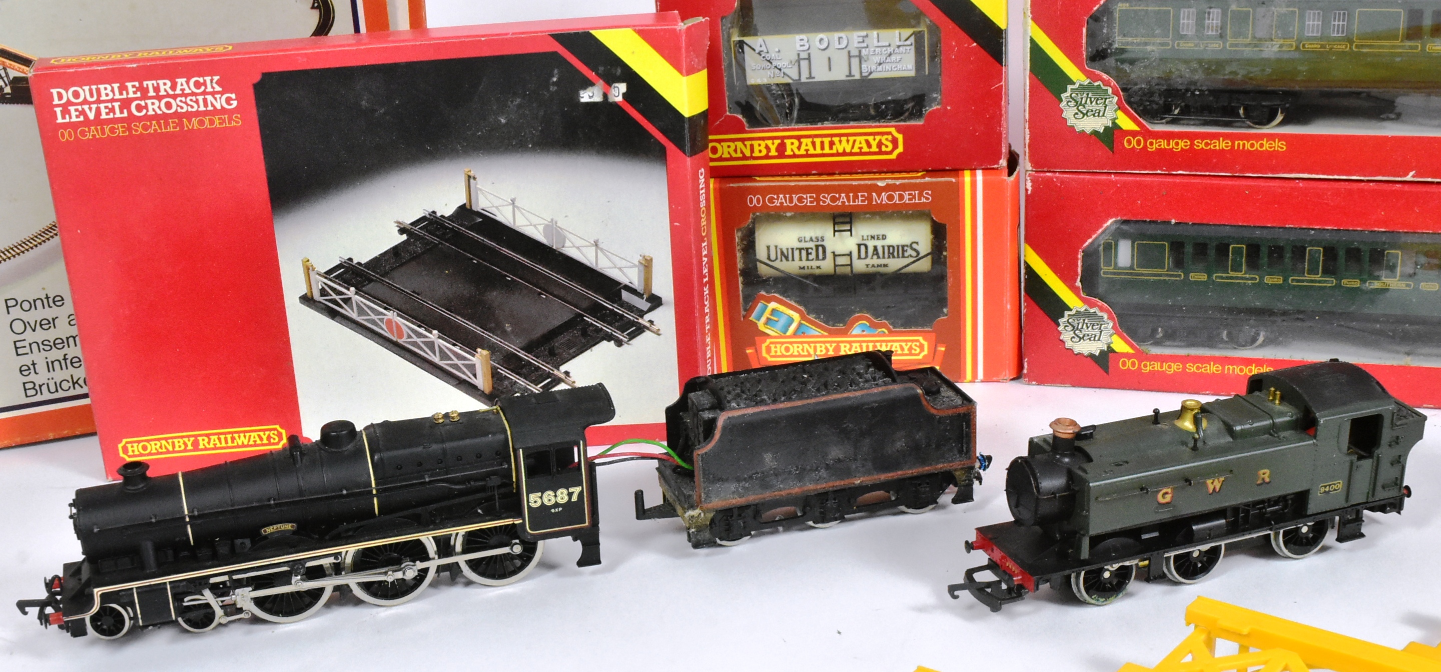 MODEL RAILWAY - COLLECTION OF OO GAUGE MODEL RAILWAY - Image 4 of 6