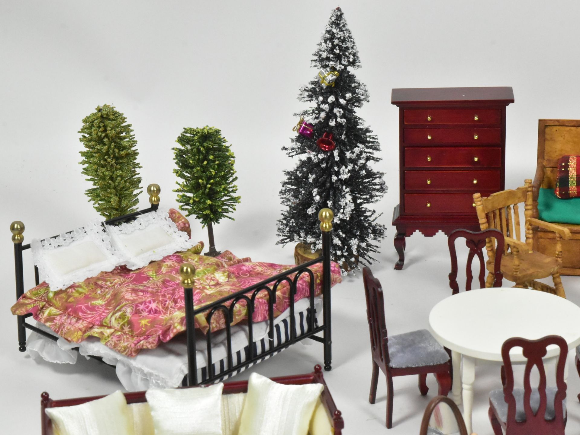 DOLLS HOUSE - LARGE COLLECTION OF DOLL HOUSE FURNITURE - Image 4 of 7