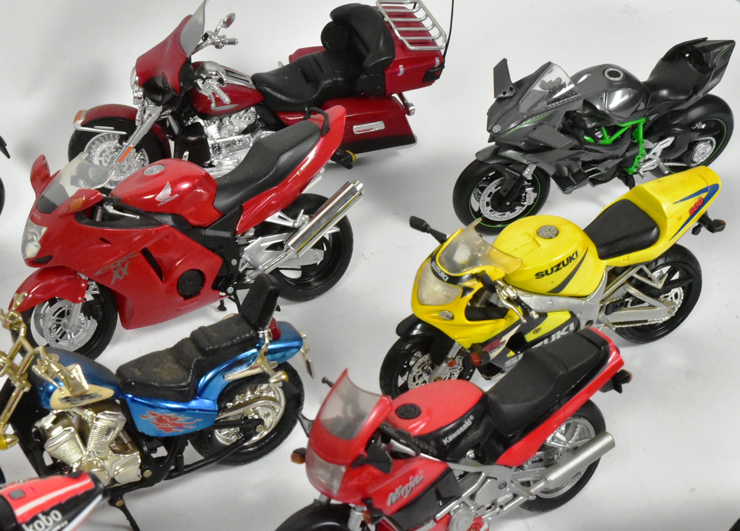 DIECAST - COLLECTION OF 1/18 SCALE MOTORBIKE MODELS - Image 2 of 5