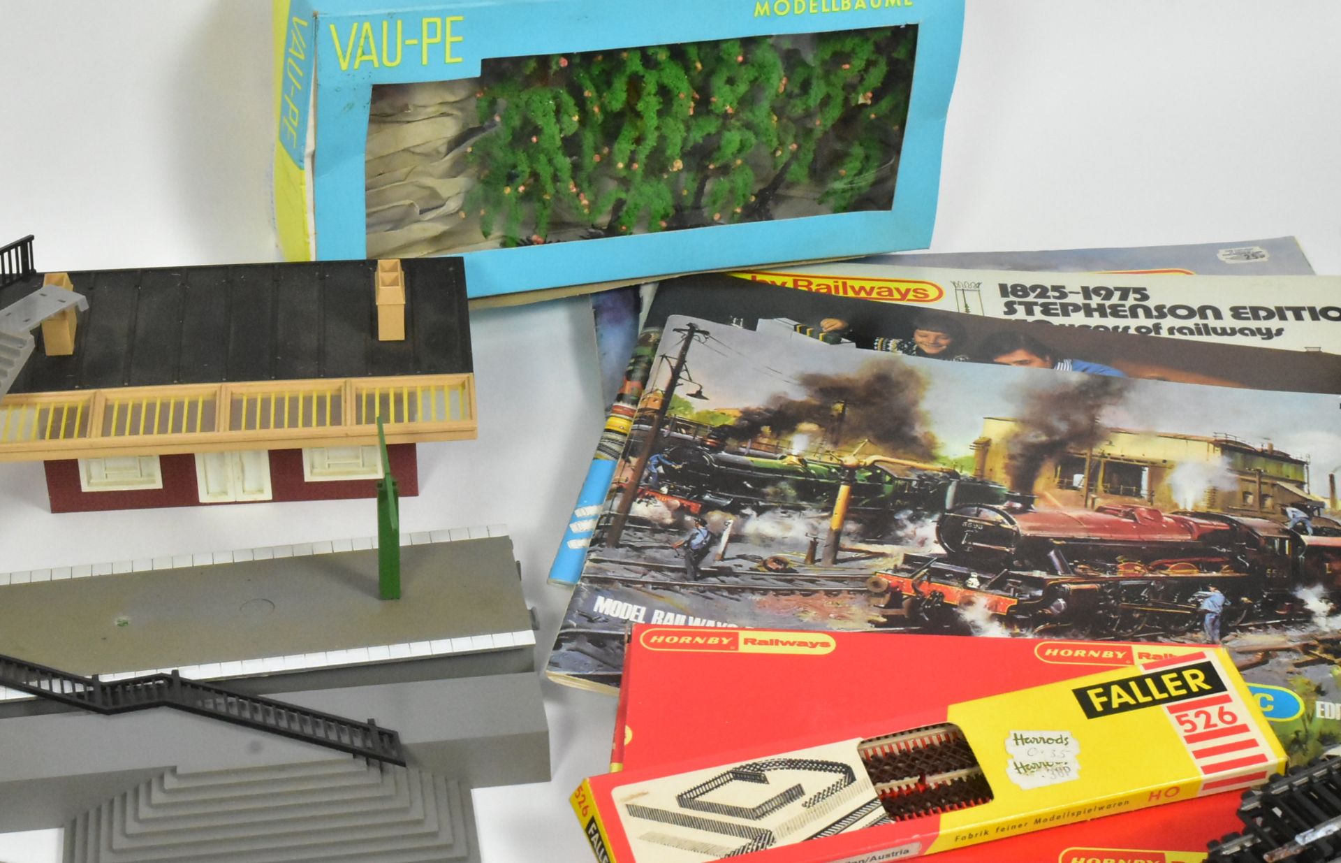 MODEL RAILWAY - TRIANG OO GAUGE MODEL RAILWAY ACCESSORIES - Image 5 of 5