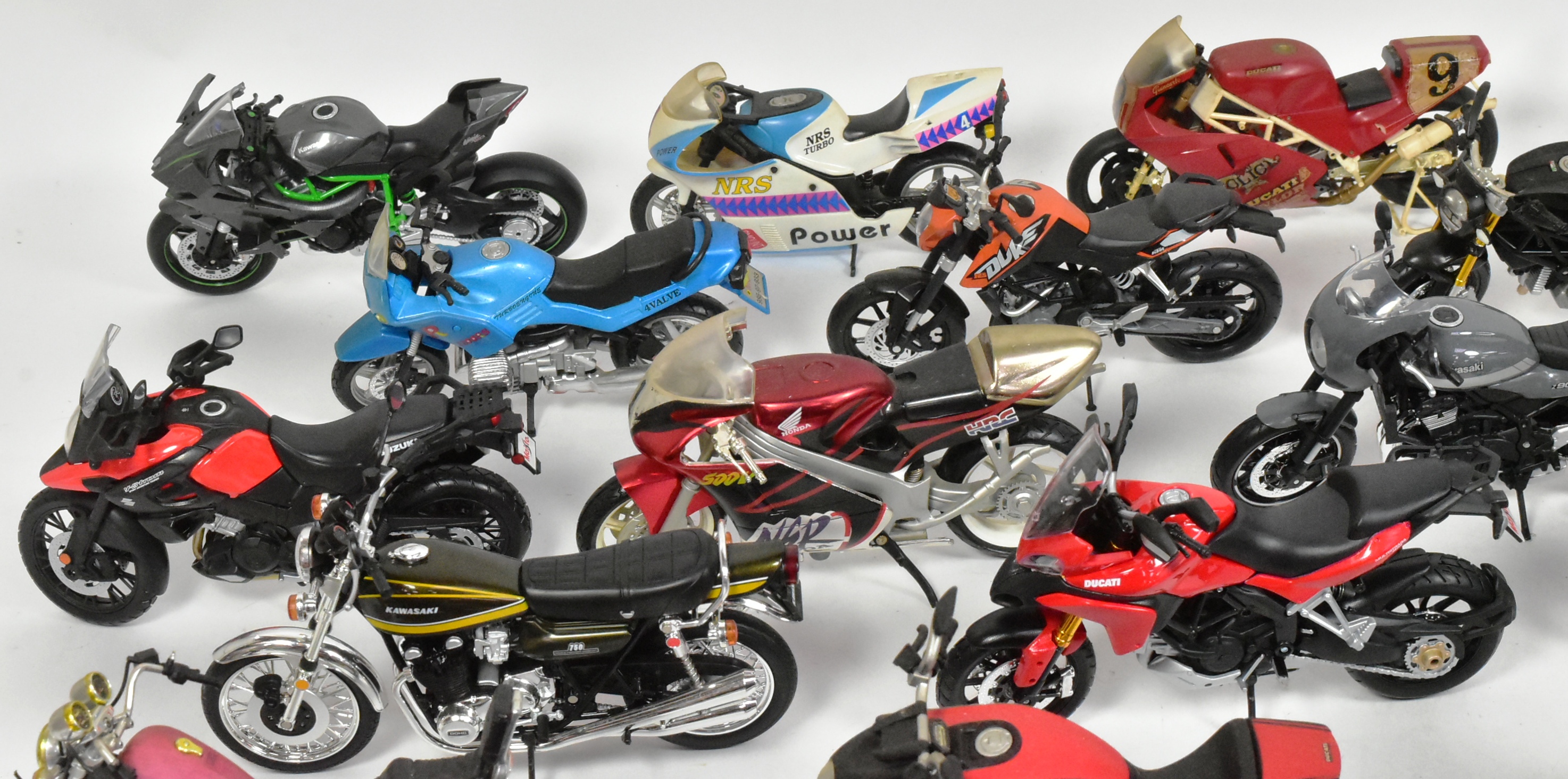 DIECAST - COLLECTION OF 1/18 SCALE DIECAST MODEL MOTORBIKES - Bild 3 aus 5