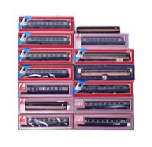 MODEL RAILWAY - COLLECTION OF ASSORTED OO GAUGE ROLLING STOCK