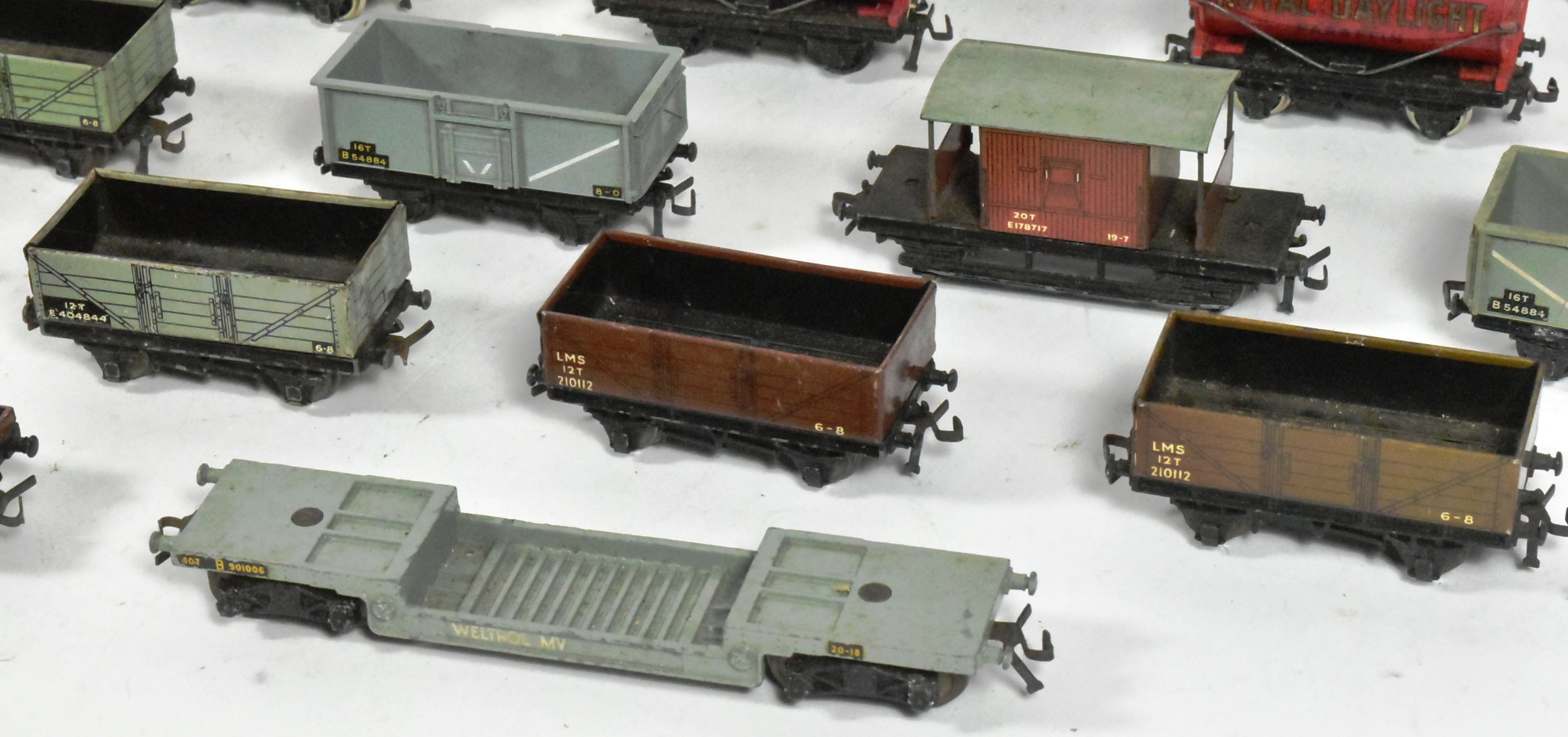 MODEL RAILWAY - COLLECTION OF HORNBY DUBLO OO GAUGE ROLLING STOCK - Image 3 of 6