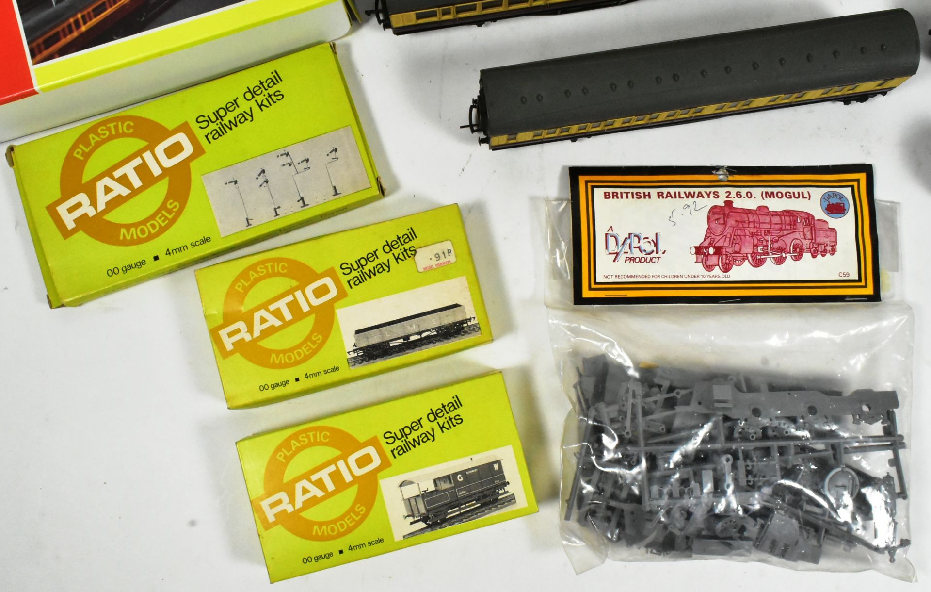 MODEL RAILWAY - COLLECTION OF OO GAUGE ROLLING STOCK, KITS & ACCESSORIES - Bild 4 aus 6