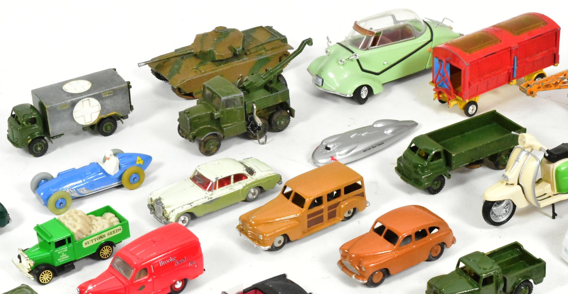 DIECAST - COLLECTION OF ASSORTED DIECAST MODEL CARS - Image 2 of 5