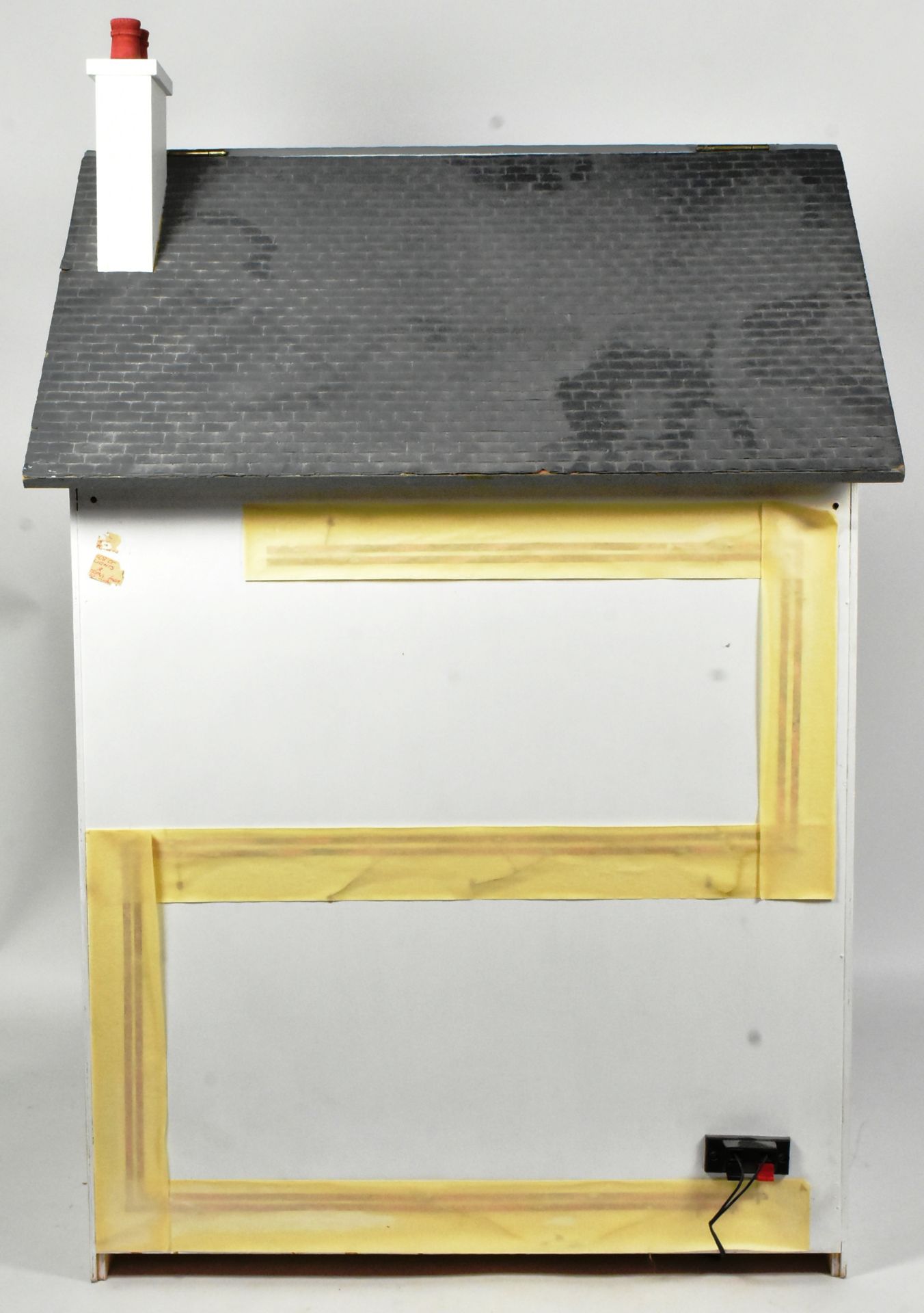 DOLLS HOUSE - 3 STOREY WOODEN DOLLS HOUSE & FURNITURE - Image 6 of 7