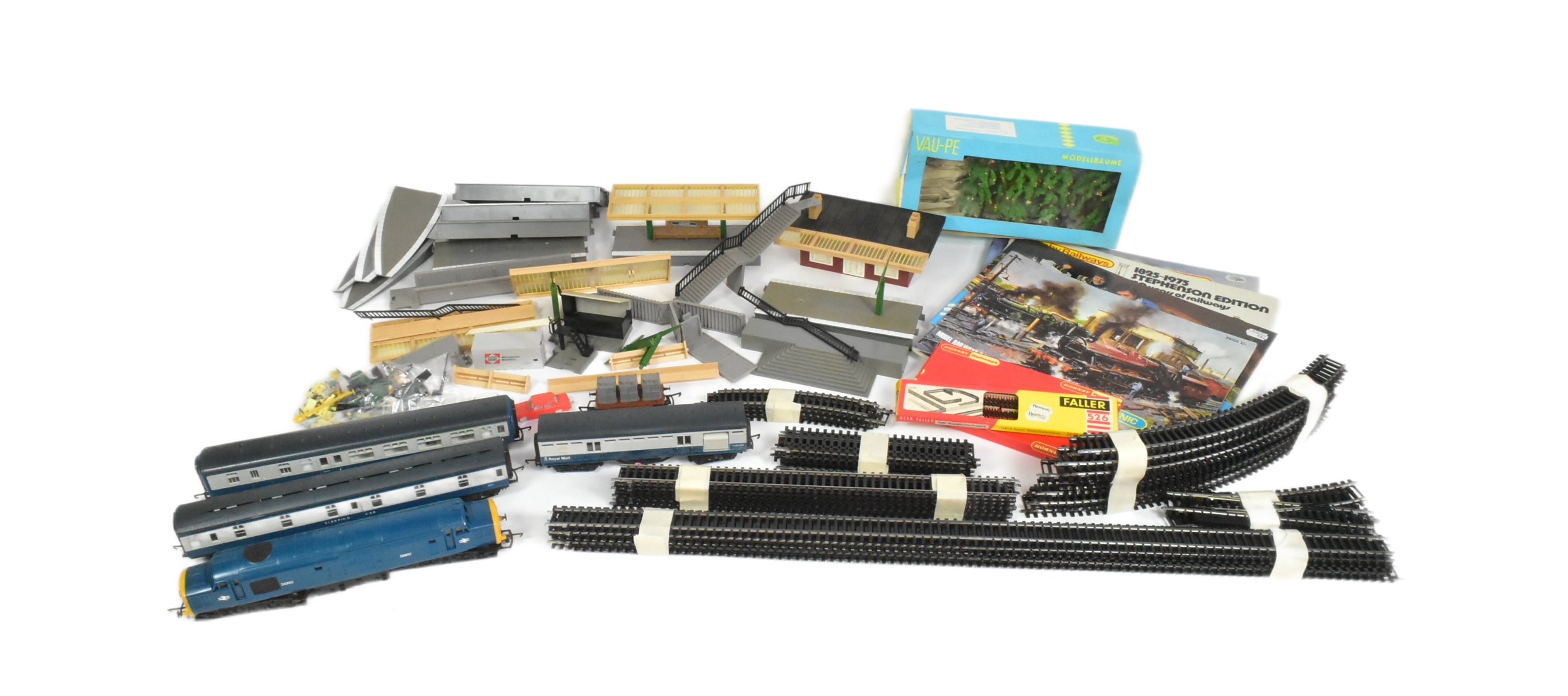 MODEL RAILWAY - TRIANG OO GAUGE MODEL RAILWAY ACCESSORIES