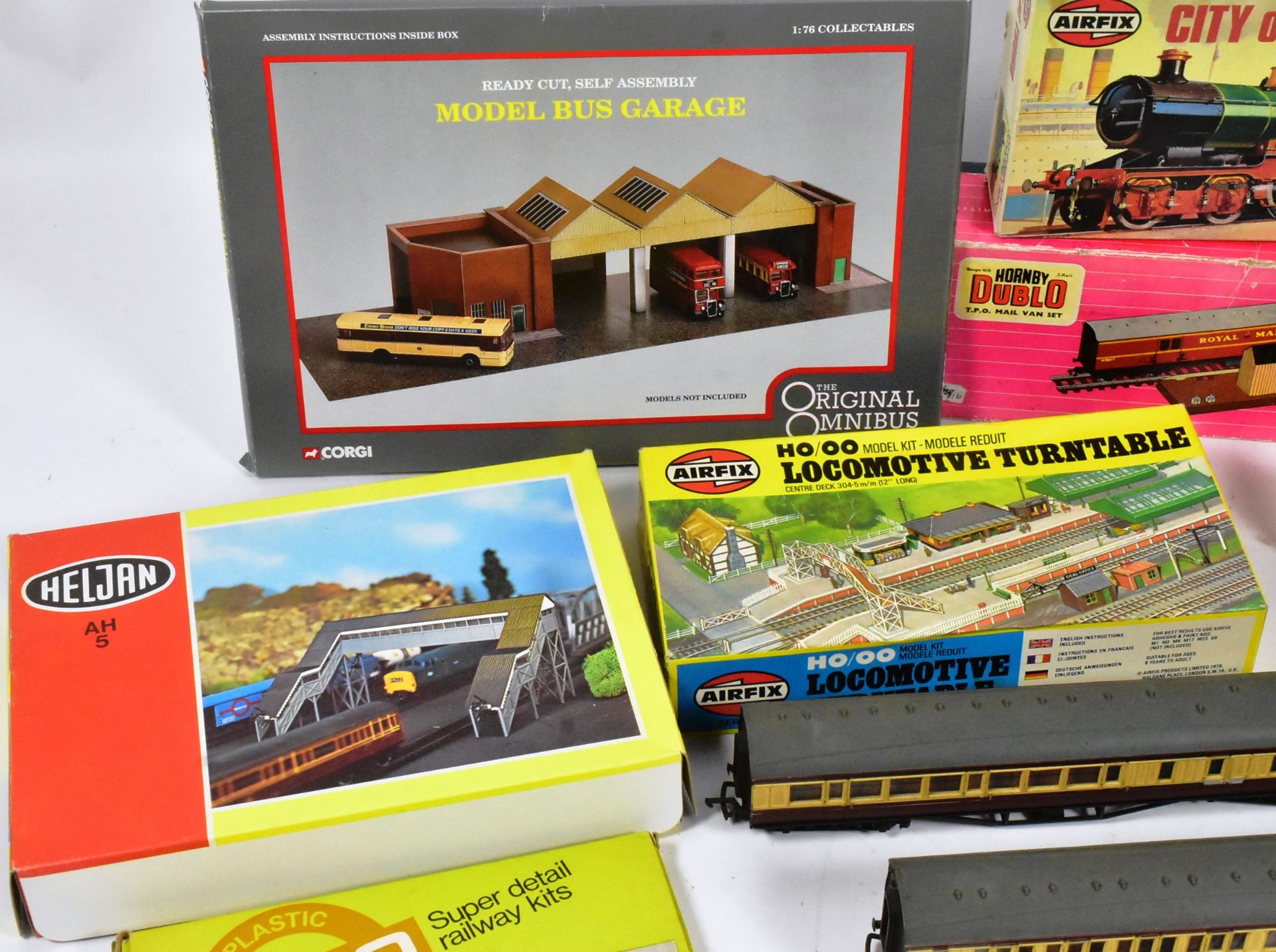 MODEL RAILWAY - COLLECTION OF OO GAUGE ROLLING STOCK, KITS & ACCESSORIES - Bild 3 aus 6