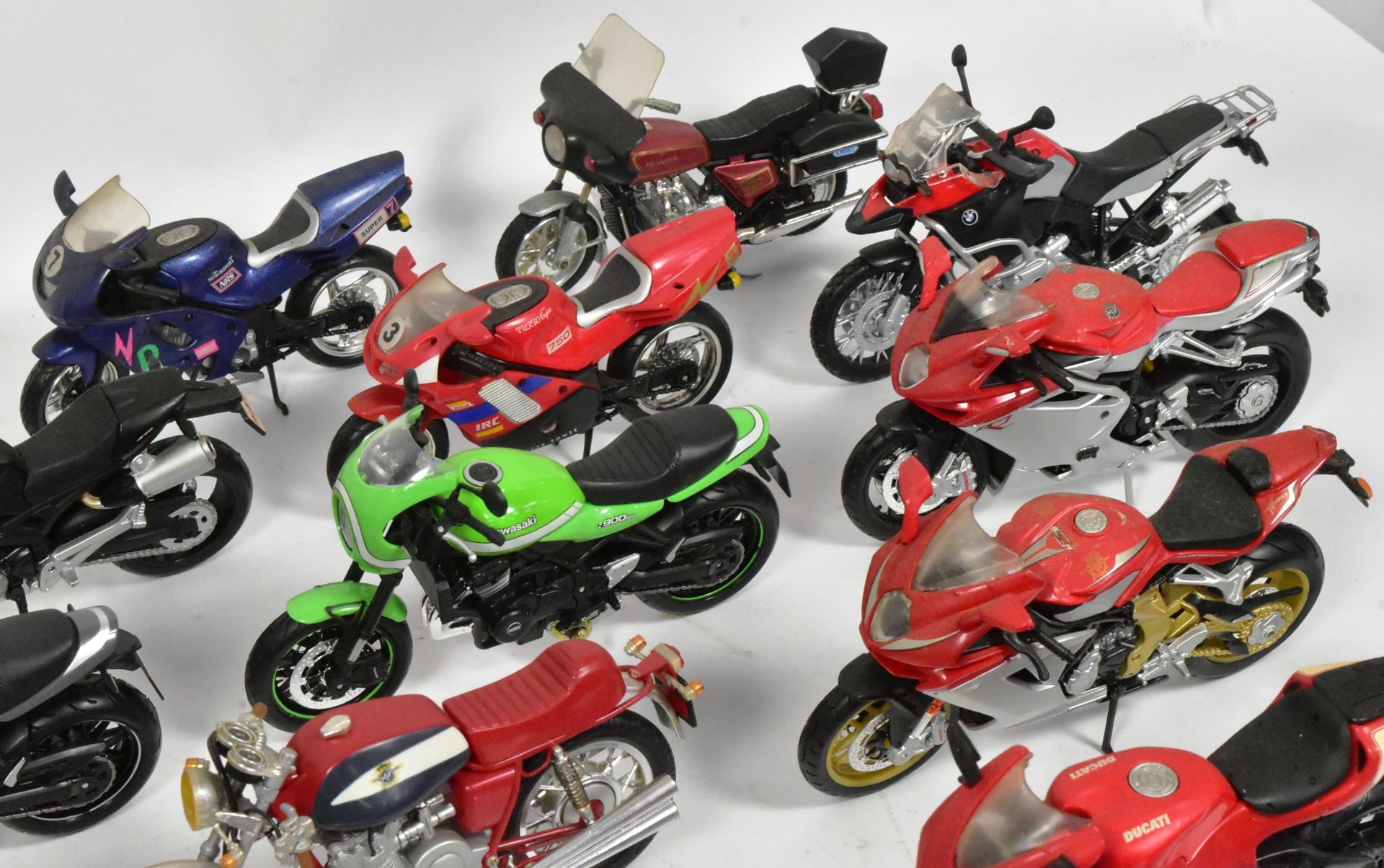 DIECAST - COLLECTION OF 1/18 SCALE DIECAST MODEL MOTORBIKES - Bild 2 aus 5