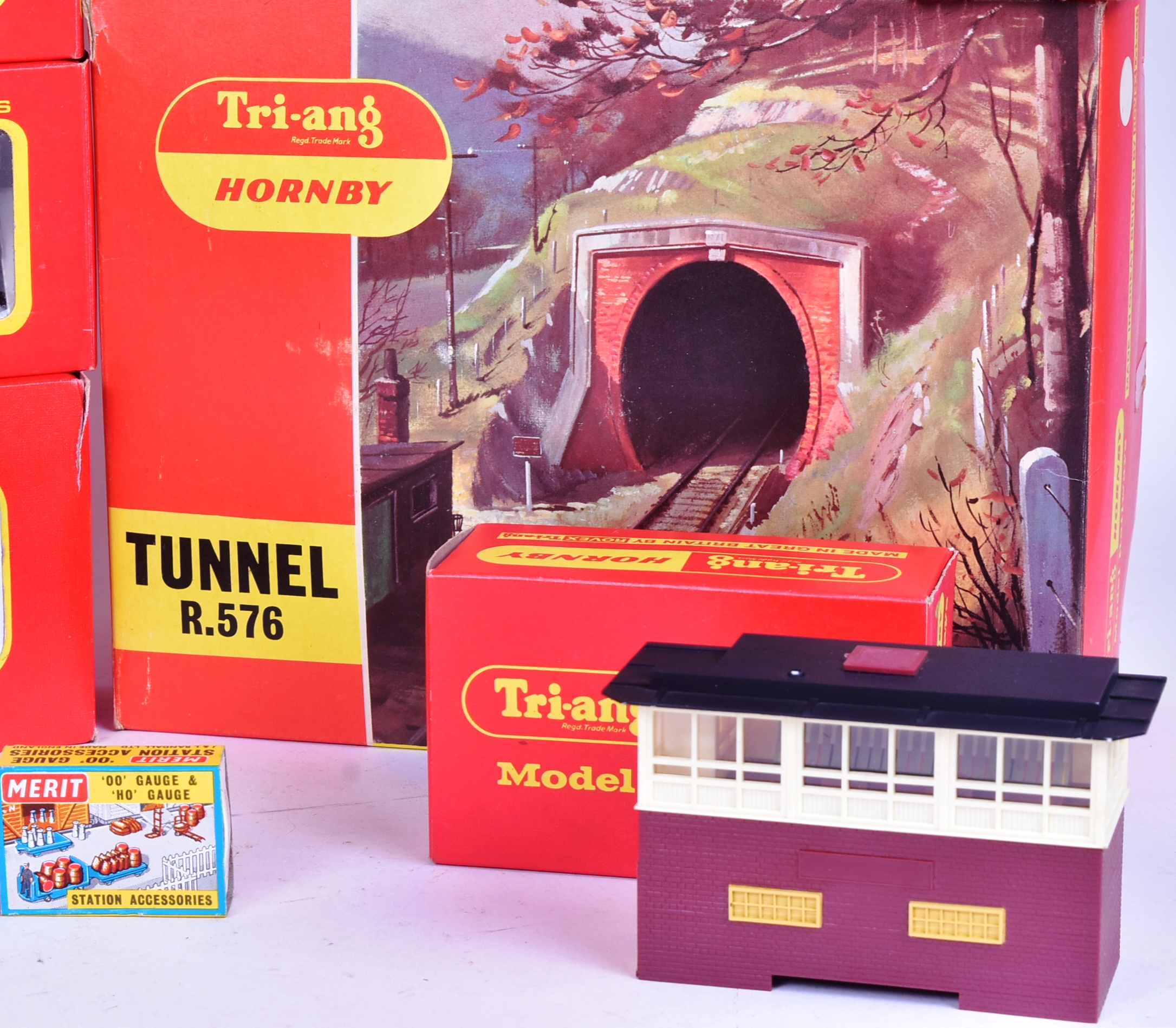 MODEL RAILWAY - VINTAGE TRIANG / HORNBY LOCOS & ACCESSORIES - Image 4 of 6