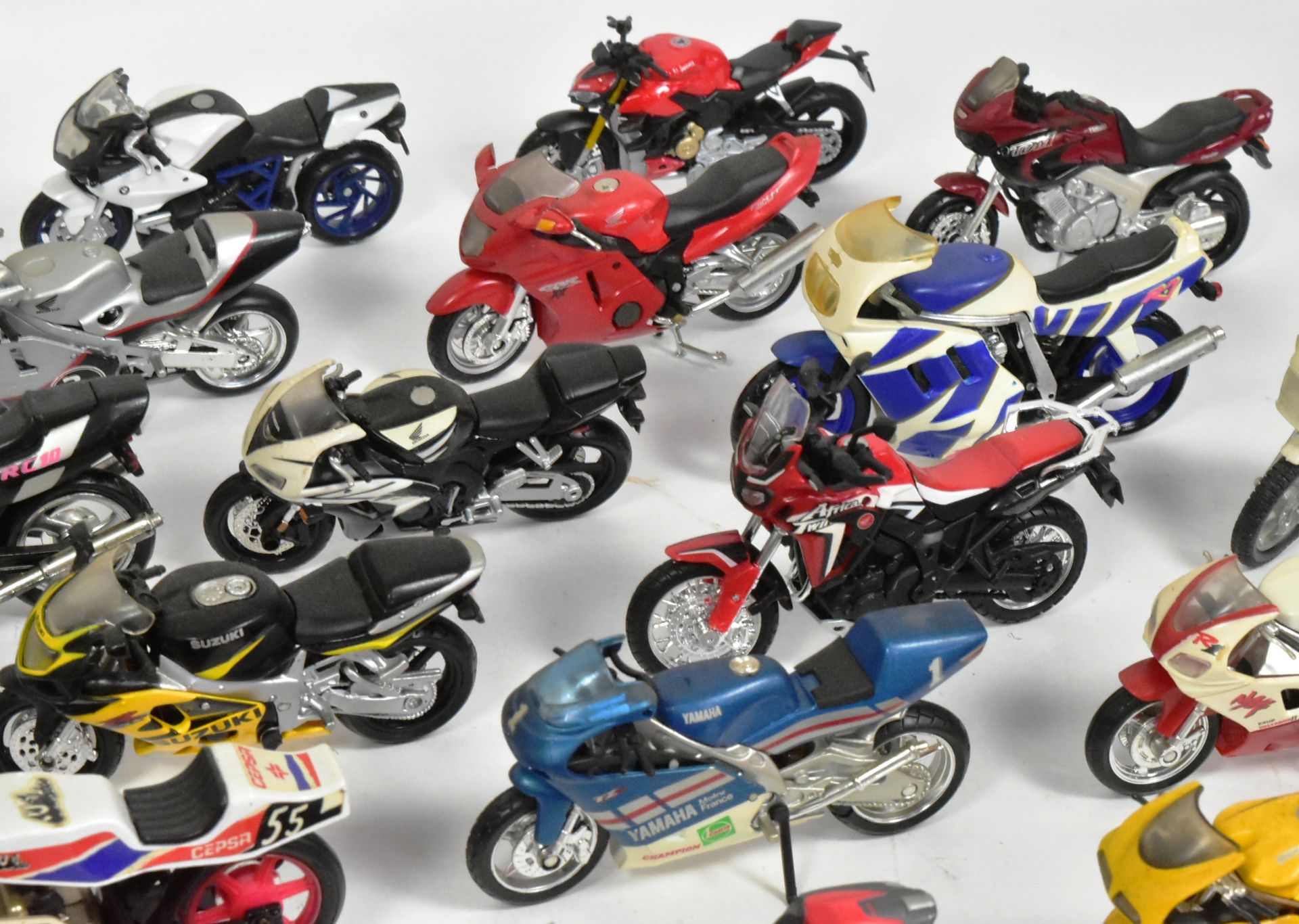 DIECAST - COLLECTION OF 1/18 SCALE DIECAST MOTORBIKES - Bild 2 aus 6